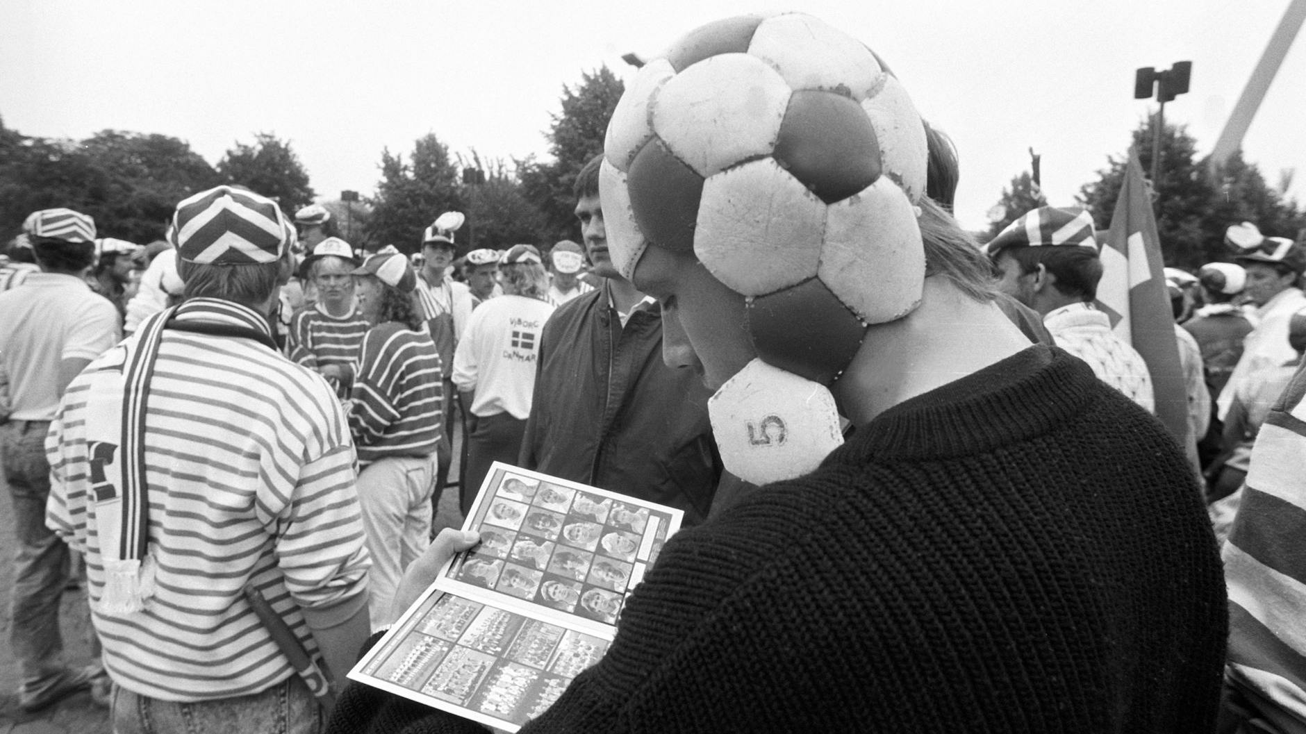 Das war noch echter Sammelspaß: Fans aus Dänemark 1988 mit einem Panini-Album.