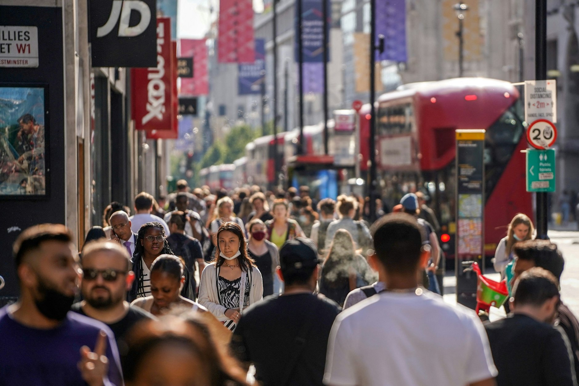 Passanten auf der Londoner Oxford Street (im Bild): Die Delta-Variante ist in Großbritannien schon dominierend und scheint zwischen 40 und 60 Prozent übertragbarer zu sein als die Alpha-Variante.
