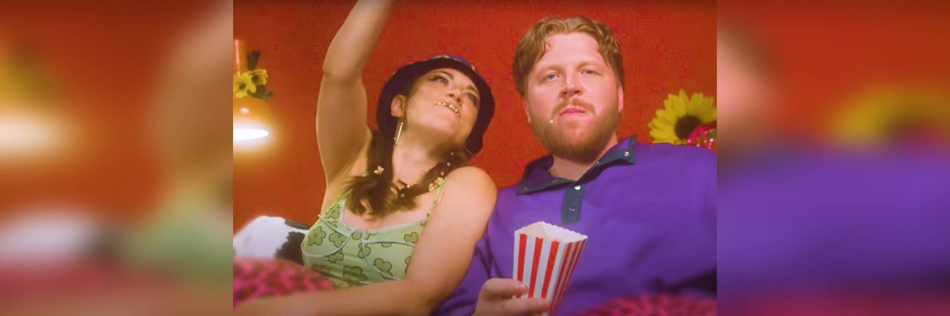 Blümchen und Rapper Finch haben in ihrem Musikvideo Spaß mit Puffreis.