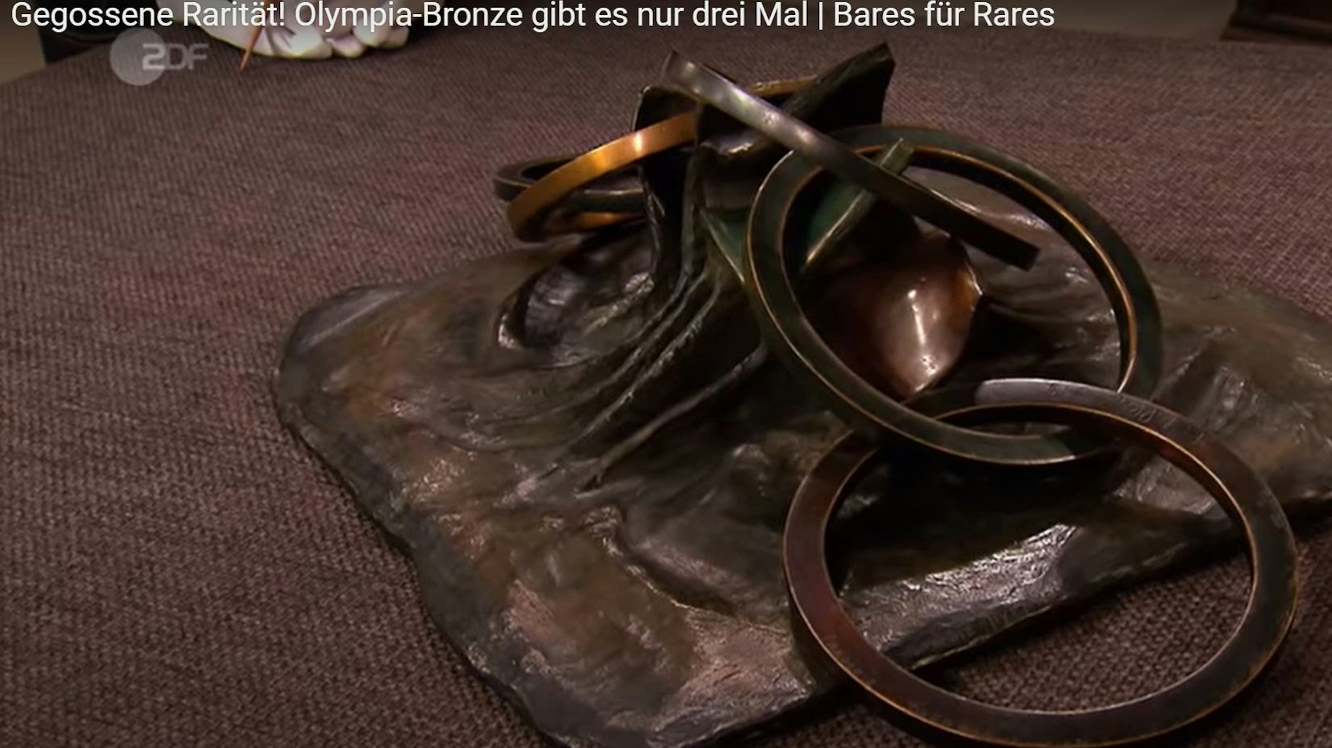 Kunstvolle Plastik mit den Olympischen Ringen.