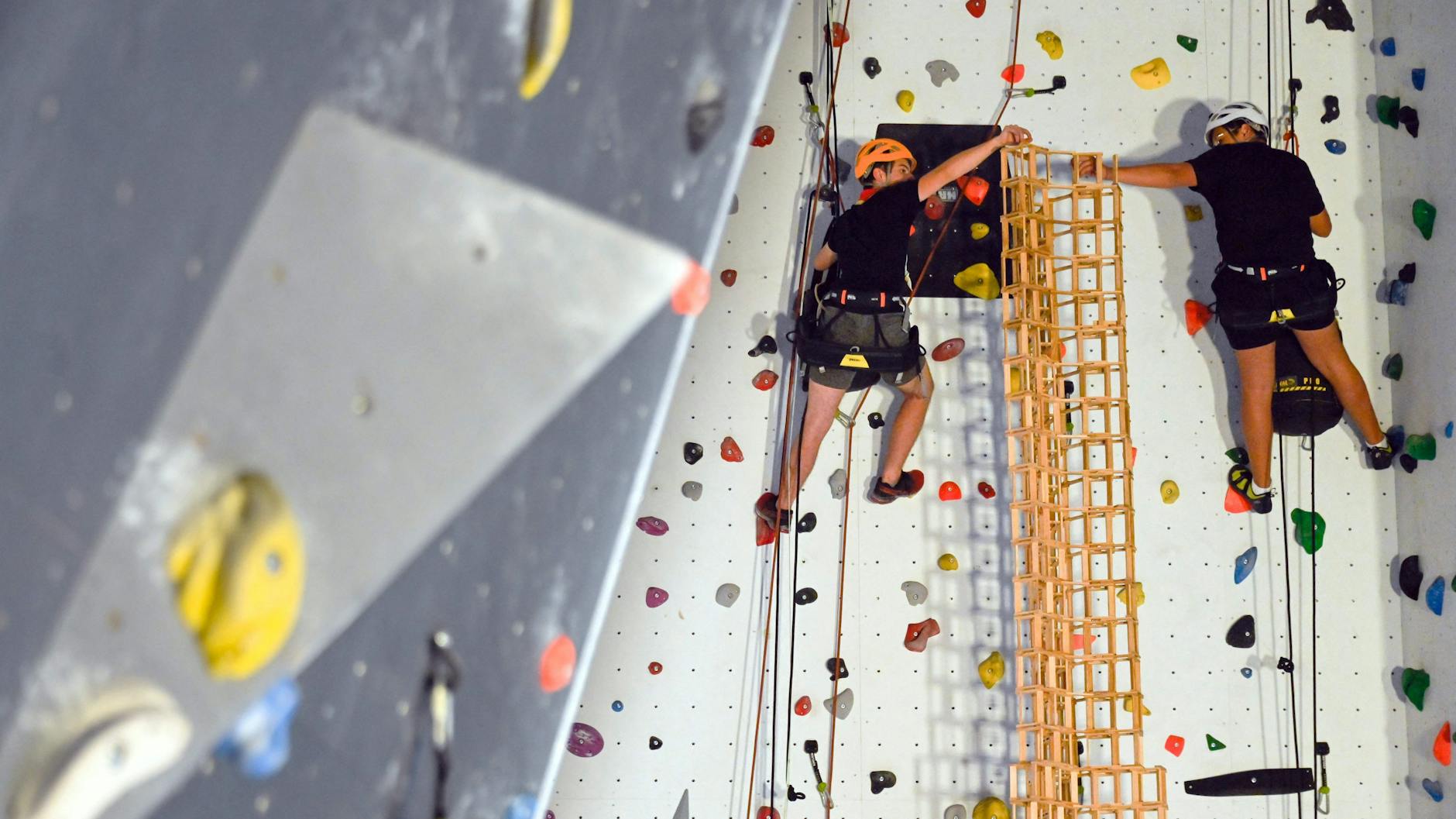 Weltrekord-Versuch in luftiger Höhe: die französischen Pfadfinder beim Errichten des Kapla-Turms