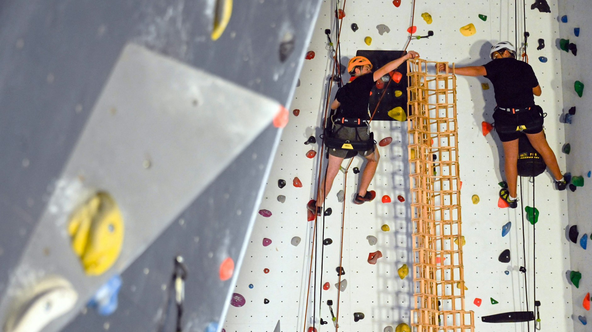 Weltrekord-Versuch in luftiger Höhe: die französischen Pfadfinder beim Errichten des Kapla-Turms