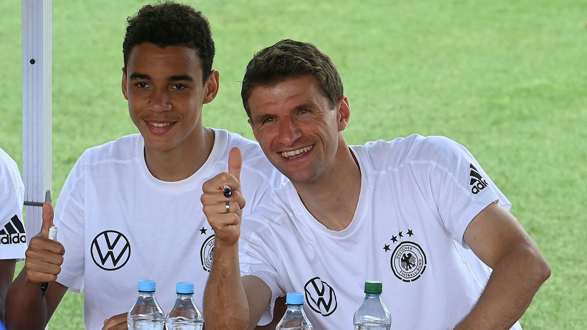 Jamal Musiala und Bayern-Kollege Thomas Müller (r.) hatten bei der DFB-Autogrammstunde sichtlich Spaß.