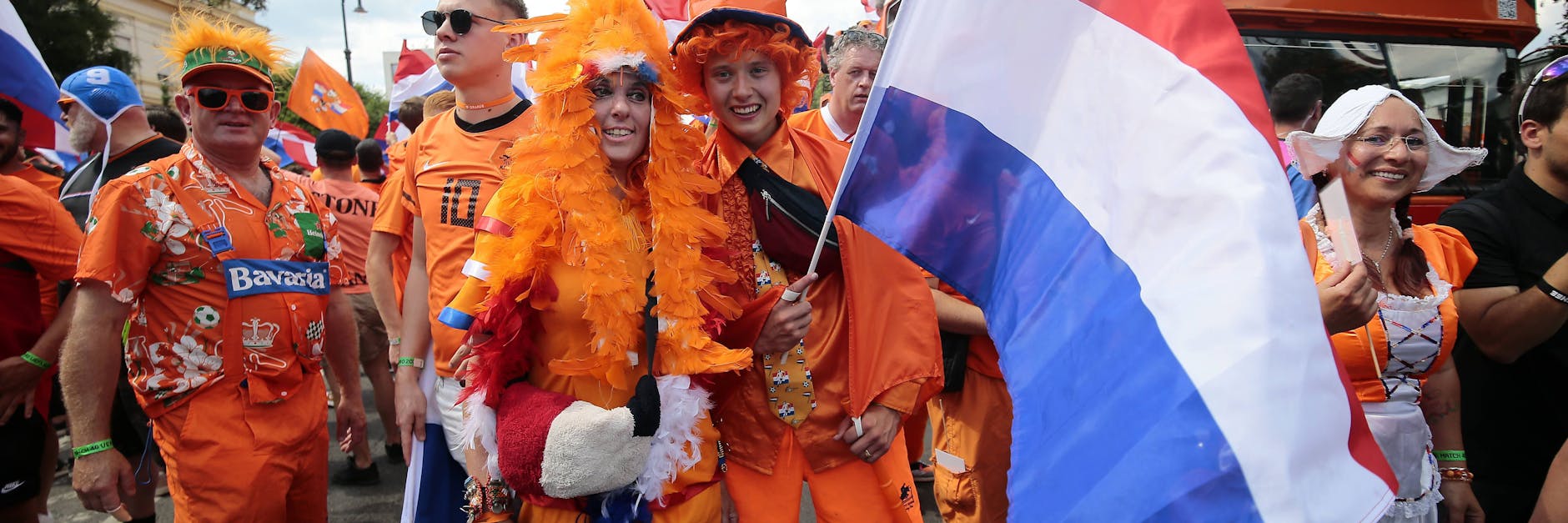 Holland-Fans bei der EM 2021 in der Budapester Fanzone. Hier sollen ihnen Regenbogen-Fahnen abgenommen worden sein.
