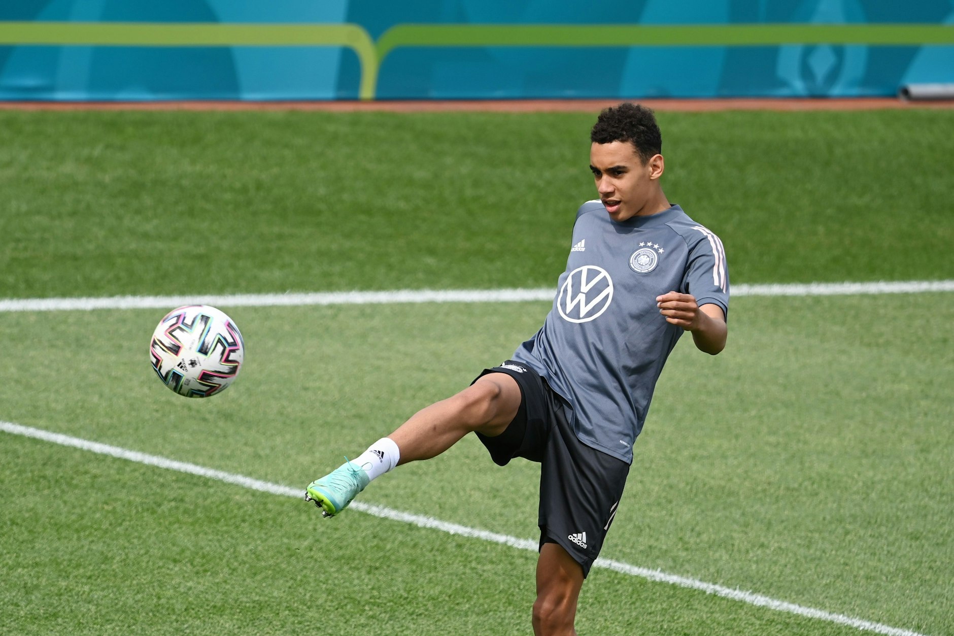 Fließende Bewegungsmuster wie Zidane: Jamal Musiala.