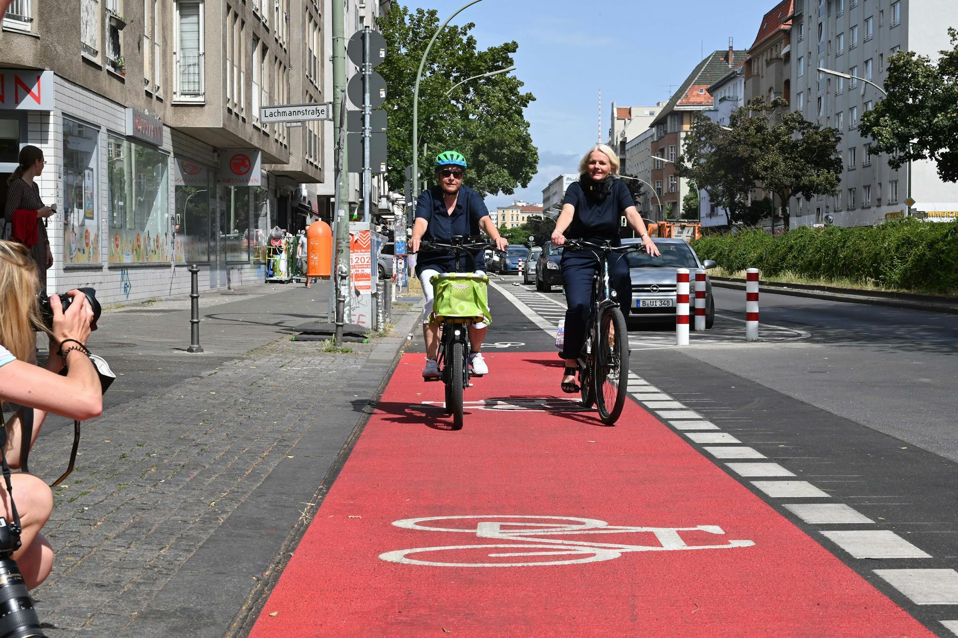 Sicher durch die Stadt: der Radfahrstreifen am Kottbusser Damm in Kreuzberg. Bislang sollte das Netz dieser Anlagen ausgebaut werden – doch nun wurde ein Großteil der Projekte gestoppt.