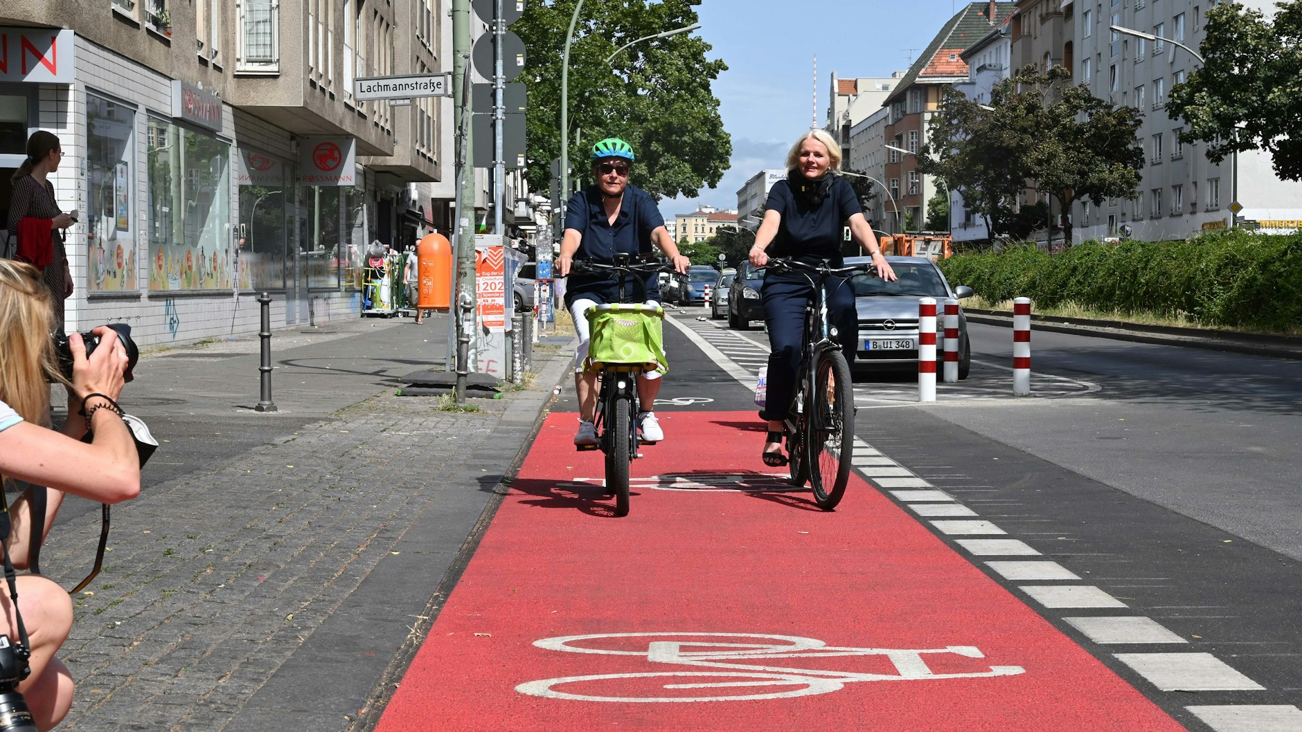 Hier hat die Umsetzung geklappt: Monika Herrmann, Bezirksbürgermeisterin von Friedrichshain-Kreuzberg, und Verkehrssenatorin Regine Günther auf dem Radfahrstreifen am Kottbusser Damm.