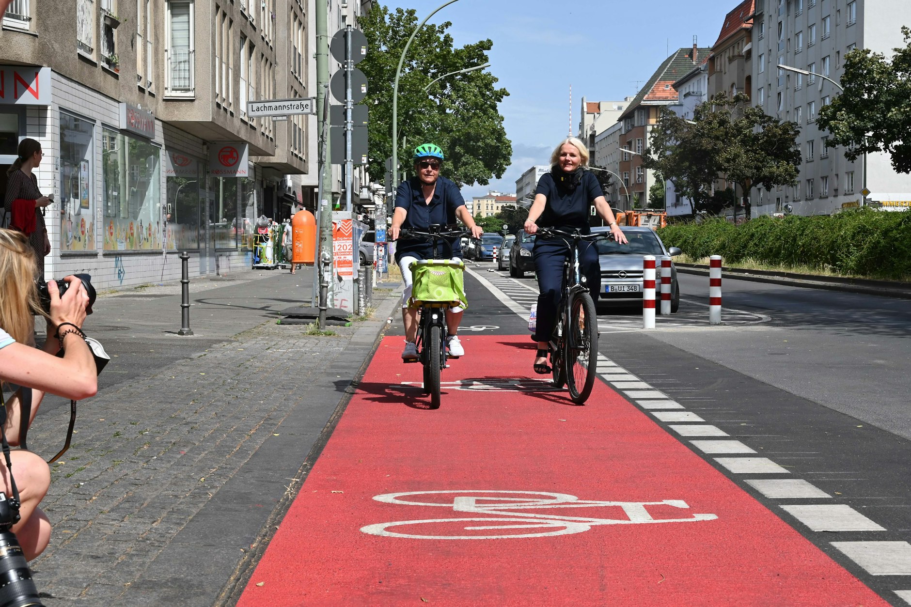 Sicher durch die Stadt: der Radfahrstreifen am Kottbusser Damm in Kreuzberg. Bislang sollte das Netz dieser Anlagen ausgebaut werden – doch nun wurde ein Großteil der Projekte gestoppt.