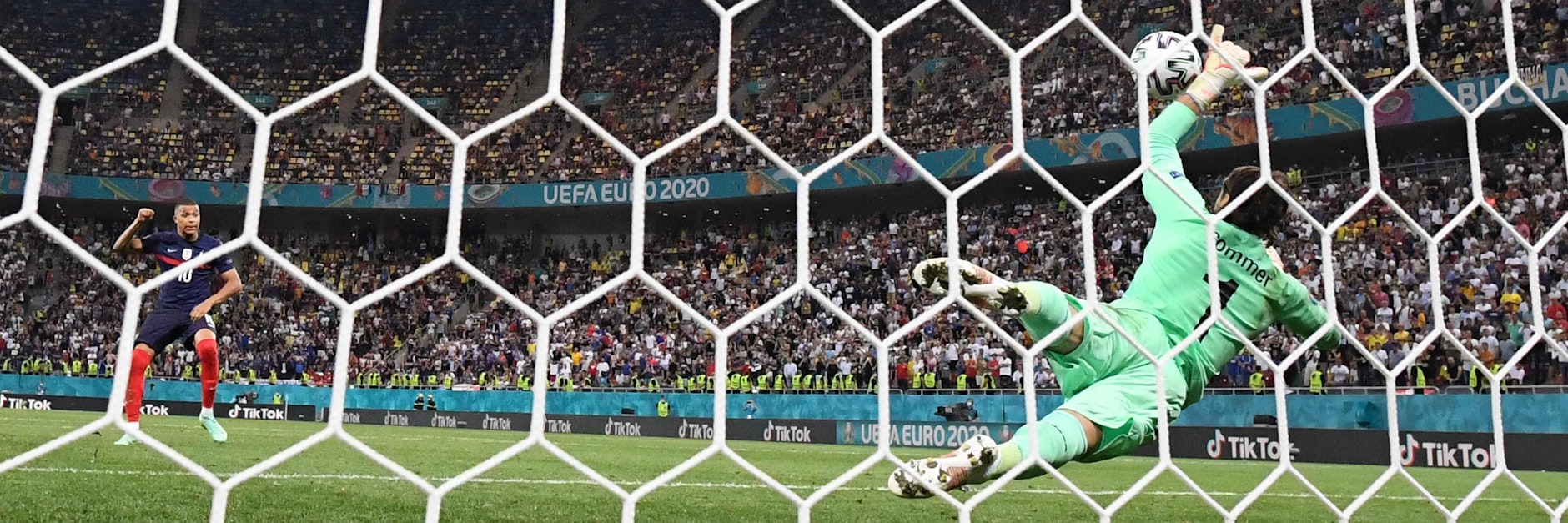 Der Moment der Entscheidung! Kylian Mbappé scheitert als fünfter französischer Schütze vom Punkt an Schweiz-Torwart Yann Sommer.