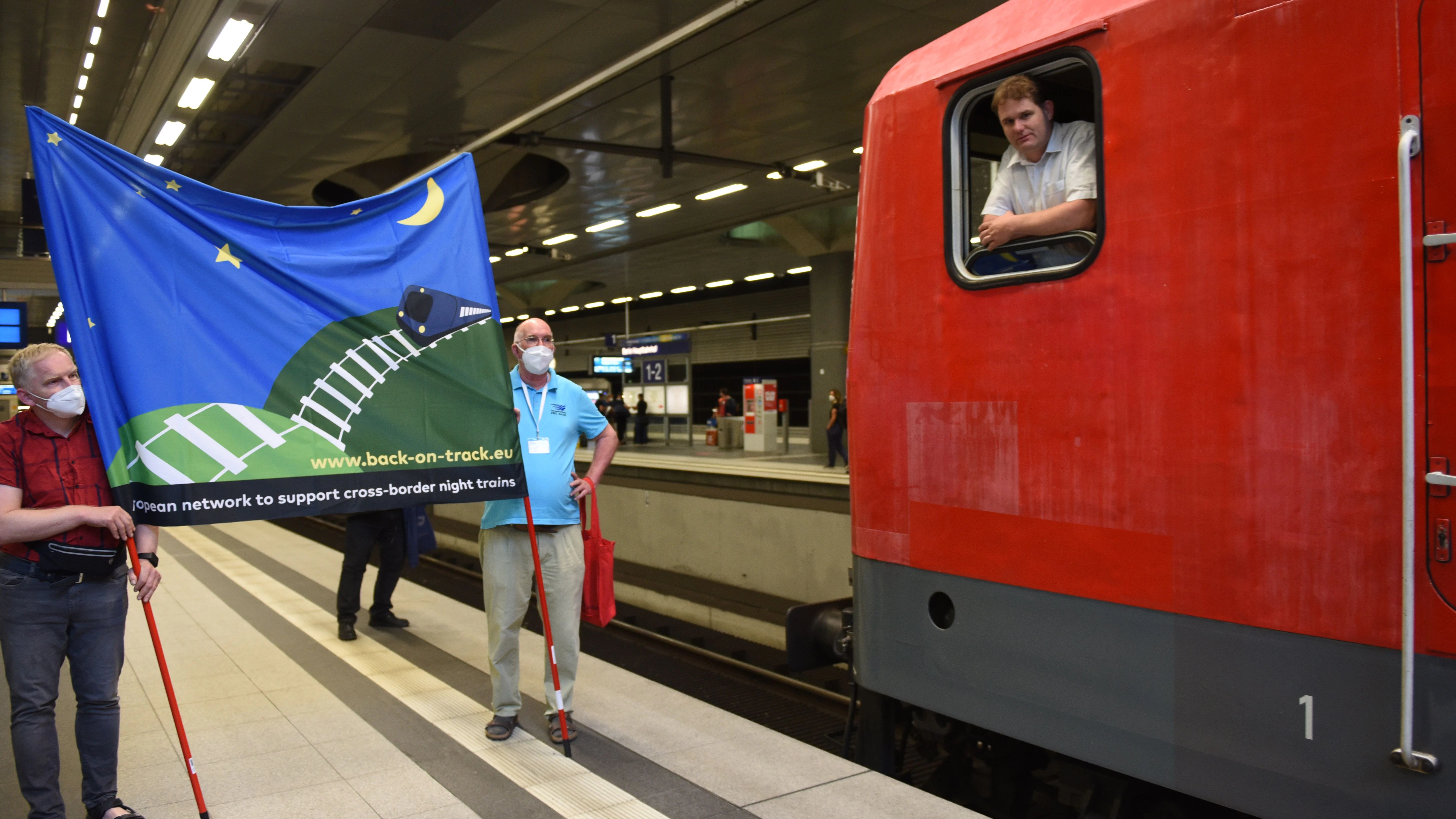 Aktivisten von&nbsp;„Back on track“ empfangen den ersten Zug an Gleis 3 im Berliner Hauptbahnhof.