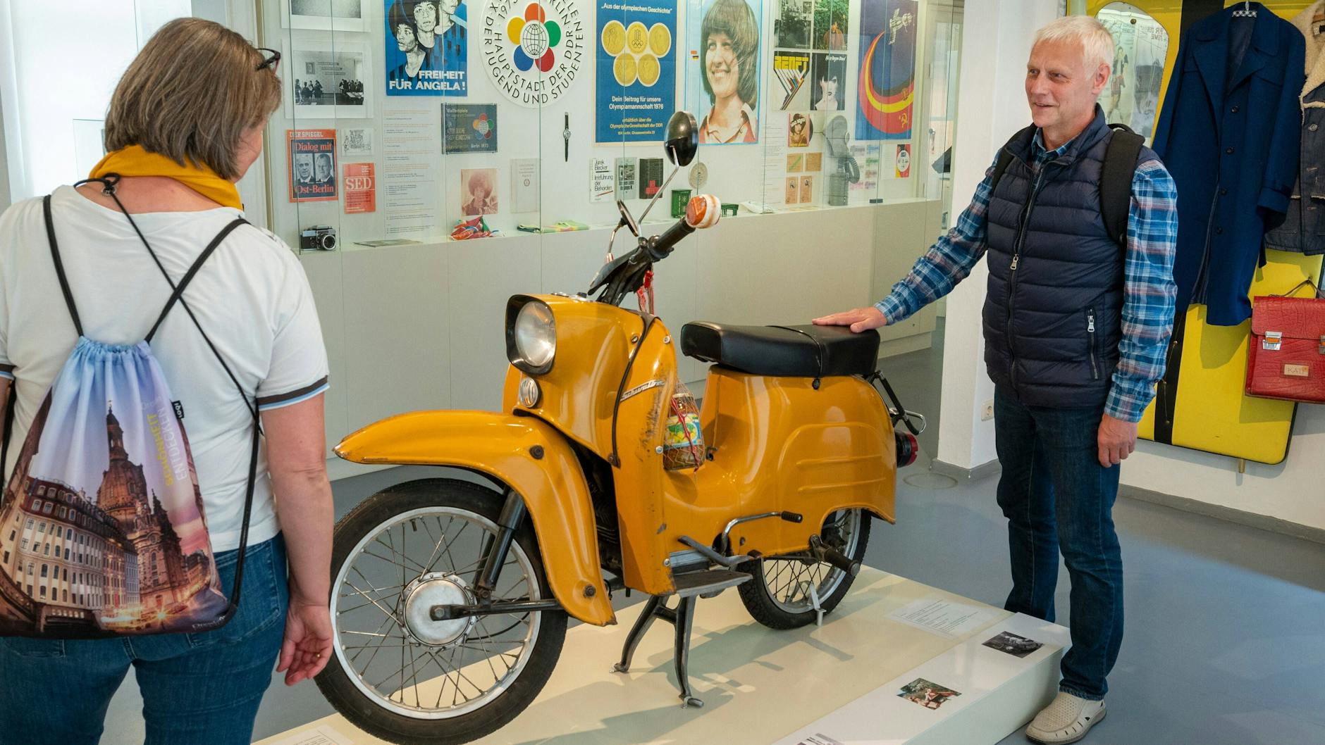 In DDR-Museen wie in Eisenhüttenstadt wird an den Allteg im Osten des Landes erinnert. Das Moped Schwalbe ist auch heute noch Kult.