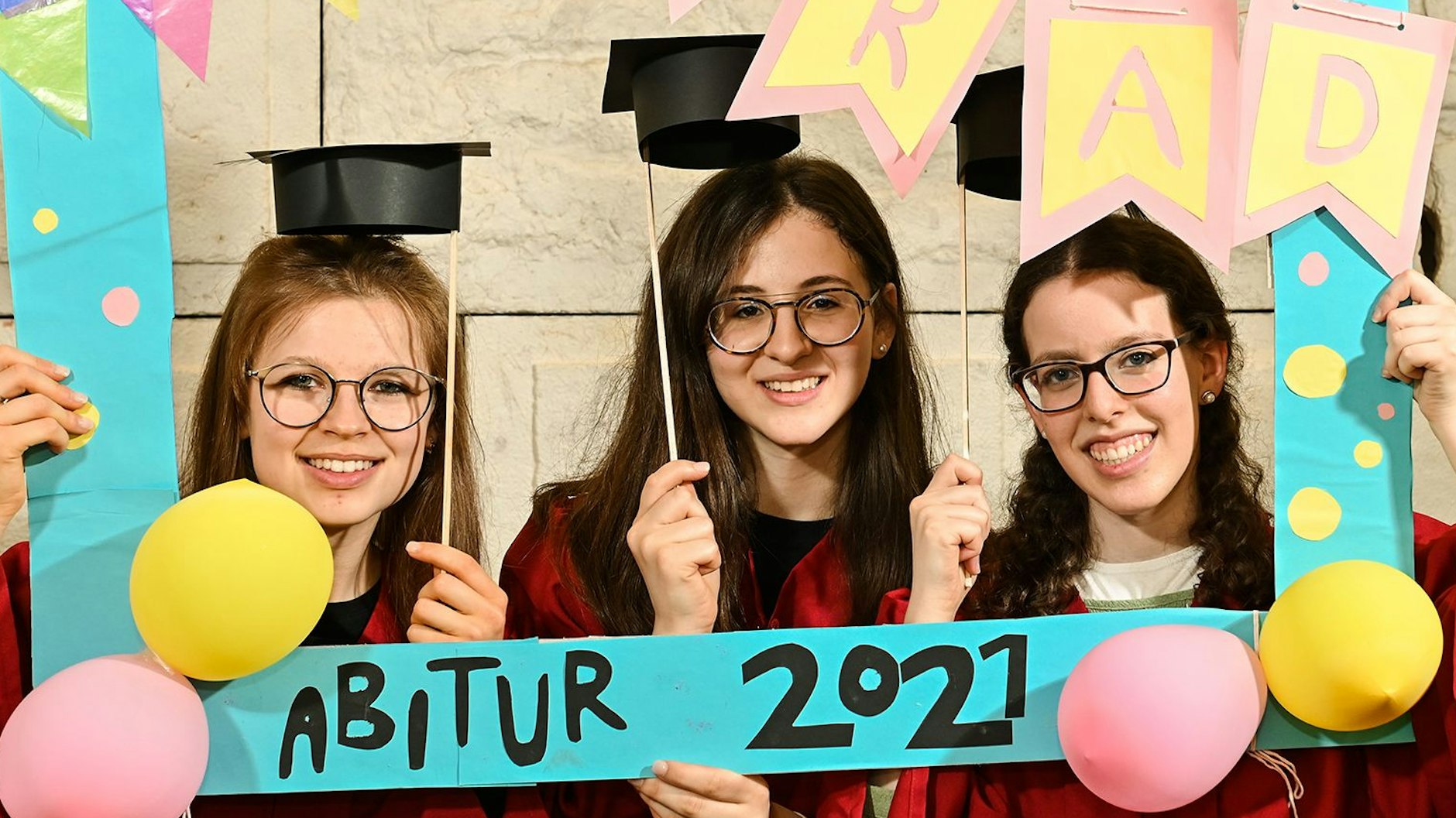 Drei glückliche und stolze Abiturientinnen der Jüdischen Traditionsschule Berlin.&nbsp;