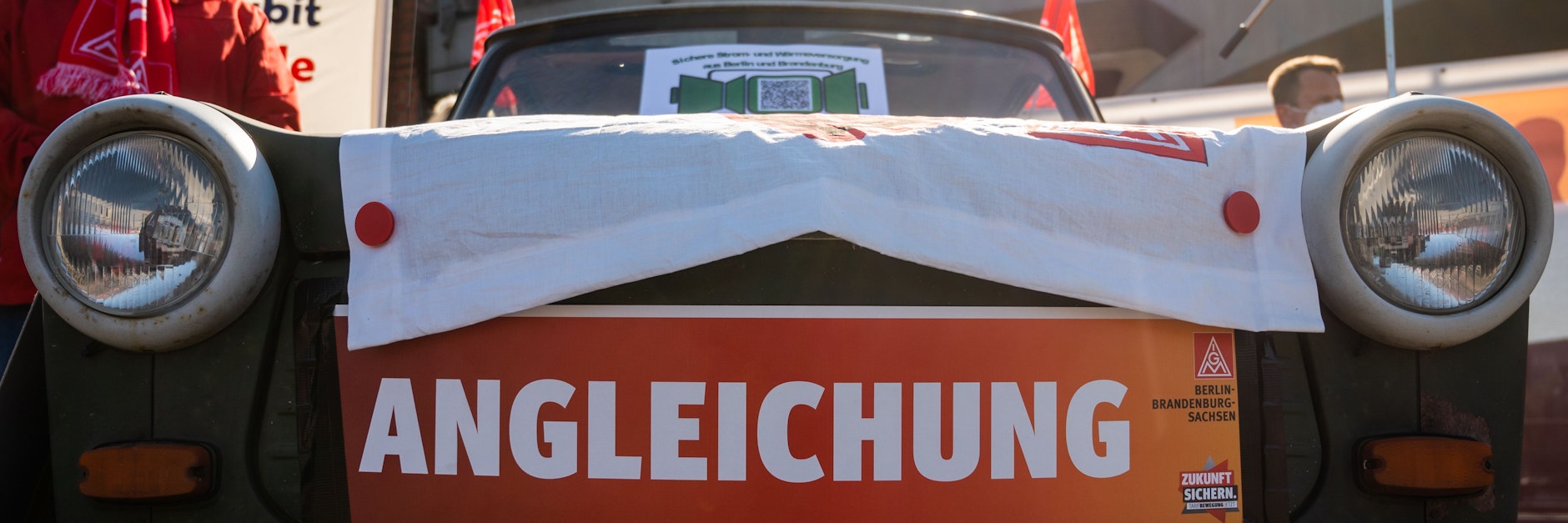 Protest mit Trabbi: Im April hatte es auf der Oberbaumbrücke eine Metaller-Demo für die Arbeitszeitangleichung gegeben.