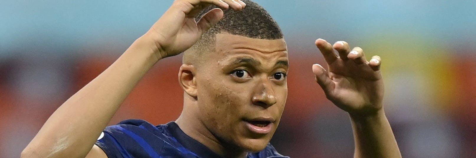 Frankreichs Kylian Mbappé kann es nicht fassen, sein Fehlschuss gegen die Schweiz sorgte für das EM-Aus des Weltmeisters. 