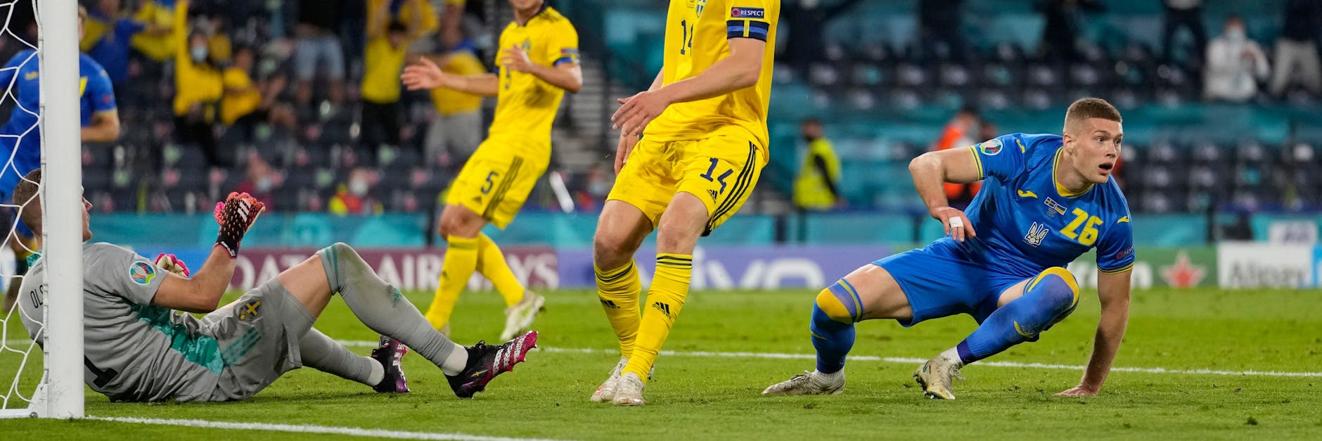 Der Ukrainer Artem Dowbyk kann es selbst kaum fassen, dass er kurz vor dem Elferschießen zum 2:1 gegen Schweden trifft. 