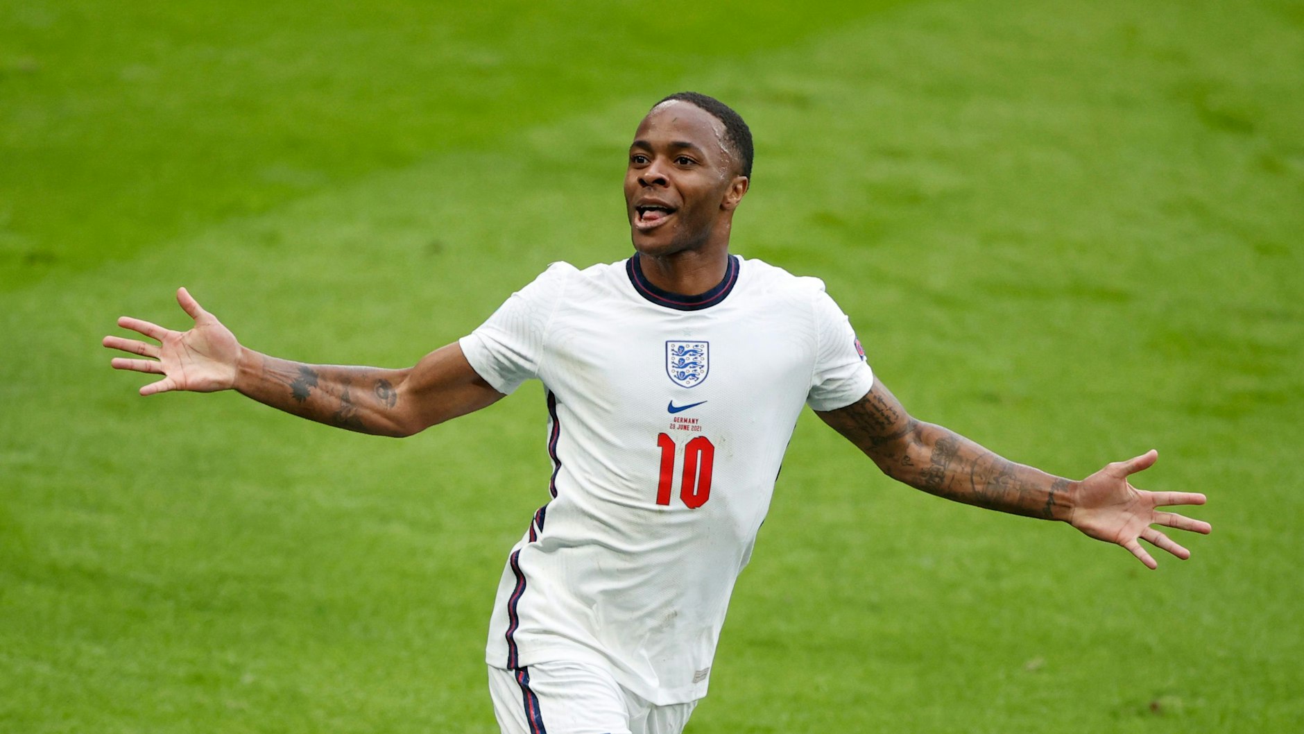 Englands Raheem Sterling lässt seiner Freude freien Lauf, jubelt über sein 1:0 gegen Deutschland im EM-Achtelfinale. 