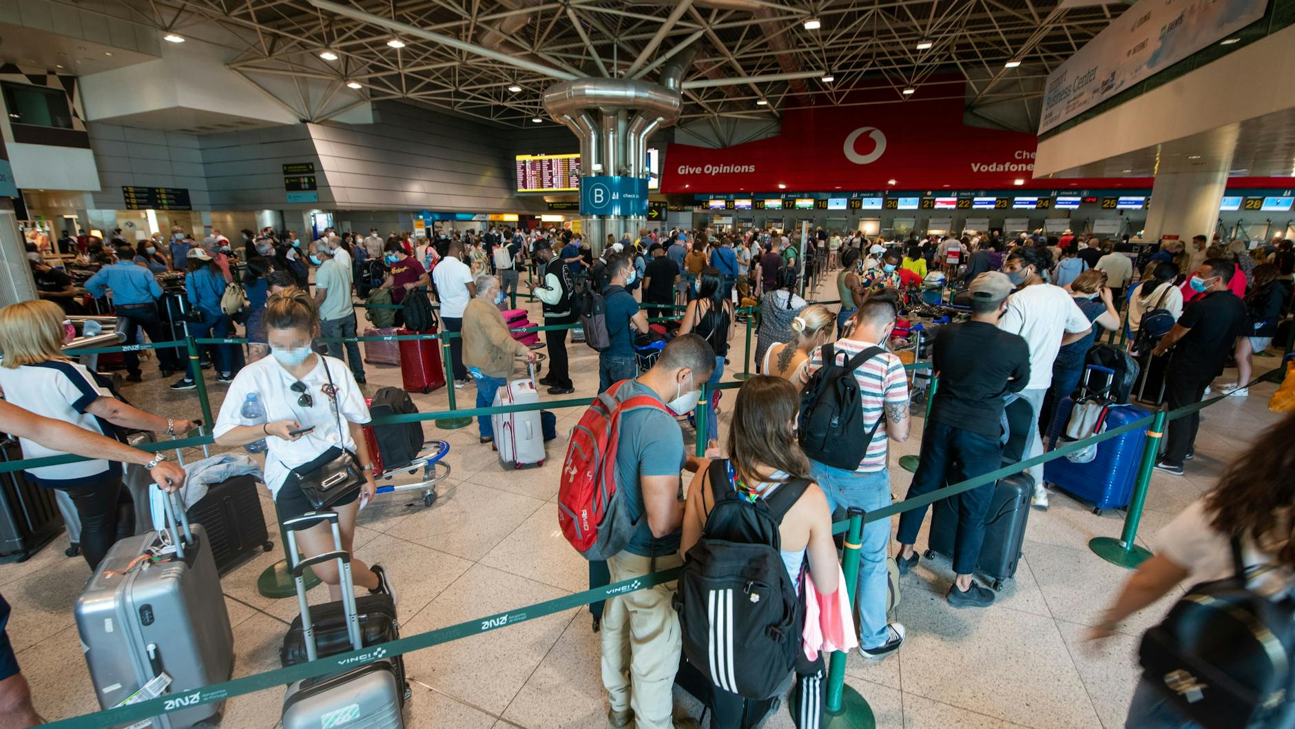 German tourists raced to return to Germany from Portugal ahead of Tuesday, when they would have to quarantine for two weeks upon return. The country is seen as a corona risk because of the rise in Delta cases.