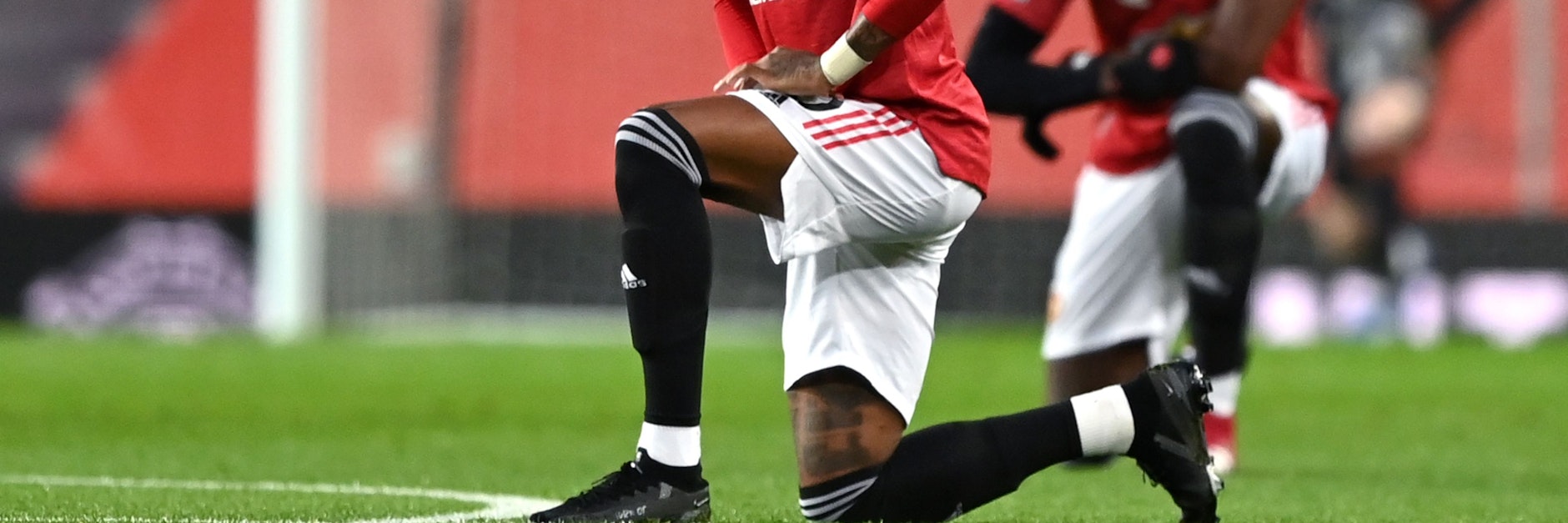 In Großbritannien ist die Geste verbreitet: Marcus Rashford von Manchester United kniet vor Spielbeginn auf dem Rasen, um seine Solidarität mit der „Black Lives Matter“-Bewegung zu zeigen.