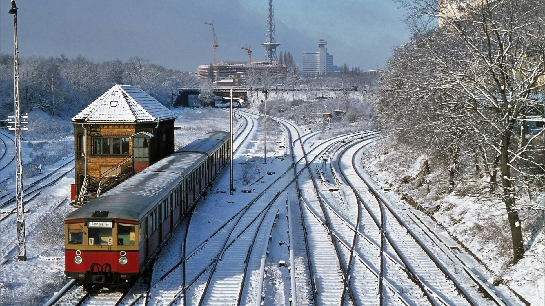Vor der Kulisse des Funkturms und des ICC, damals noch in Bau, fährt eine S-Bahn 1978 in Richtung Halensee. 