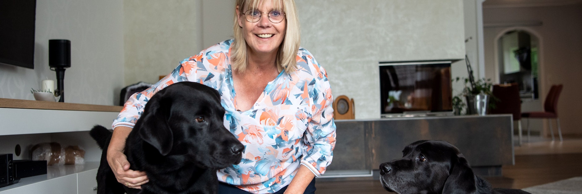  Claudia Kasig sitzt neben ihren Bettwanzenspürhunden Ramirez und Jamiro.