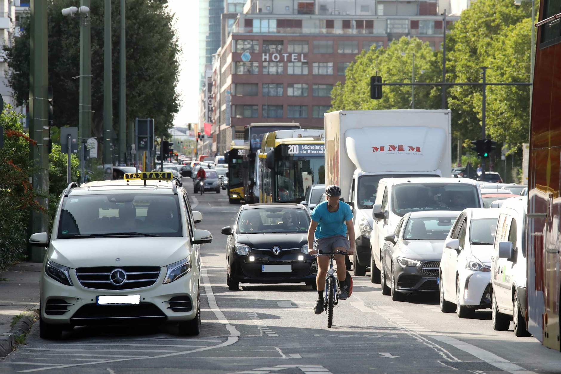 Ein Radfahrer im dichten Verkehr auf der Leipziger Straße.&nbsp;