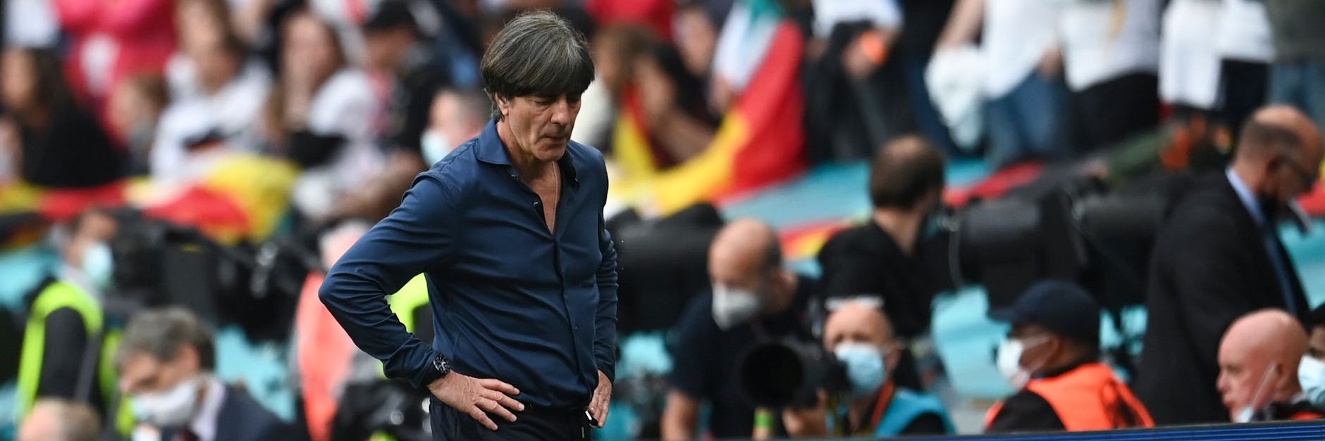 Schwer enttäuscht: Joachim Löws Karriere beim DFB als Bundestrainer endet mit dem EM-Aus gegen England im Achtelfinale. 