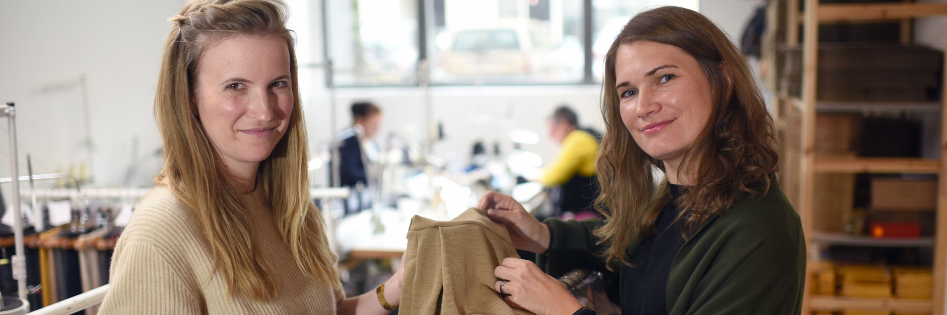 Nina Krake (l.) und Tabea Hörner zählen zu den vielen Gründerinnen in Berlin, arbeiten in ihrer Firma „For Schur“ abgelegte Pullover zu neuen Kleidungsstücken um.<br>