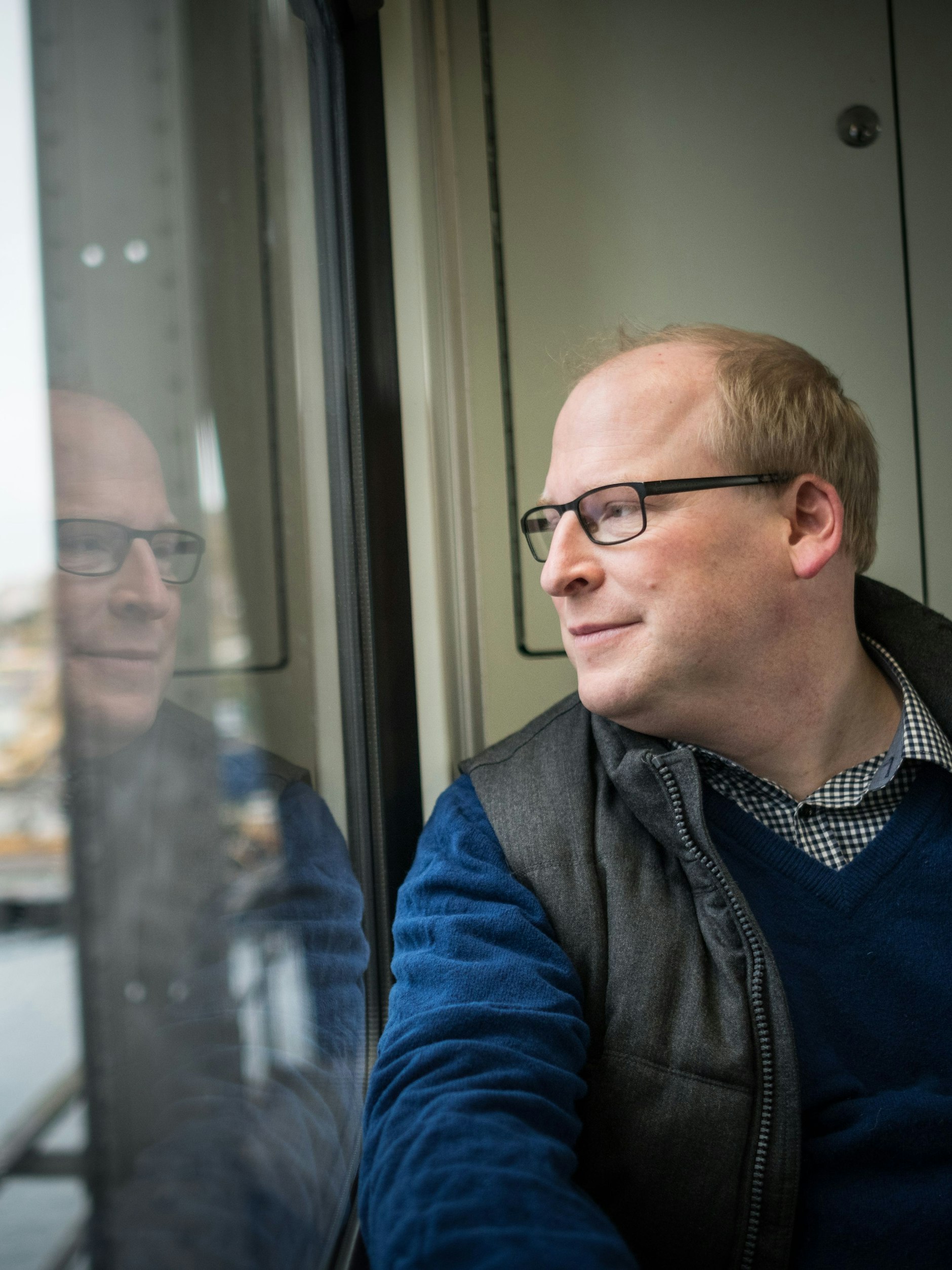 Buchautor Sven Heinemann in der S-Bahn unterwegs auf dem Ring.