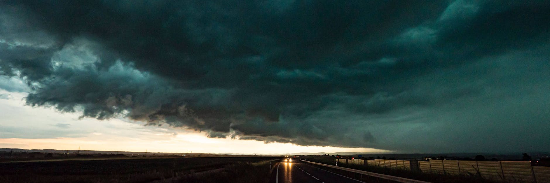 Eine Unwetter-Wolke zieht über der A8 bei Esslingen heran. Ab Mittwoch drohen auch in Berlin und Brandenburg kräftige Gewitter mit Starkregen und Hagelschlag.