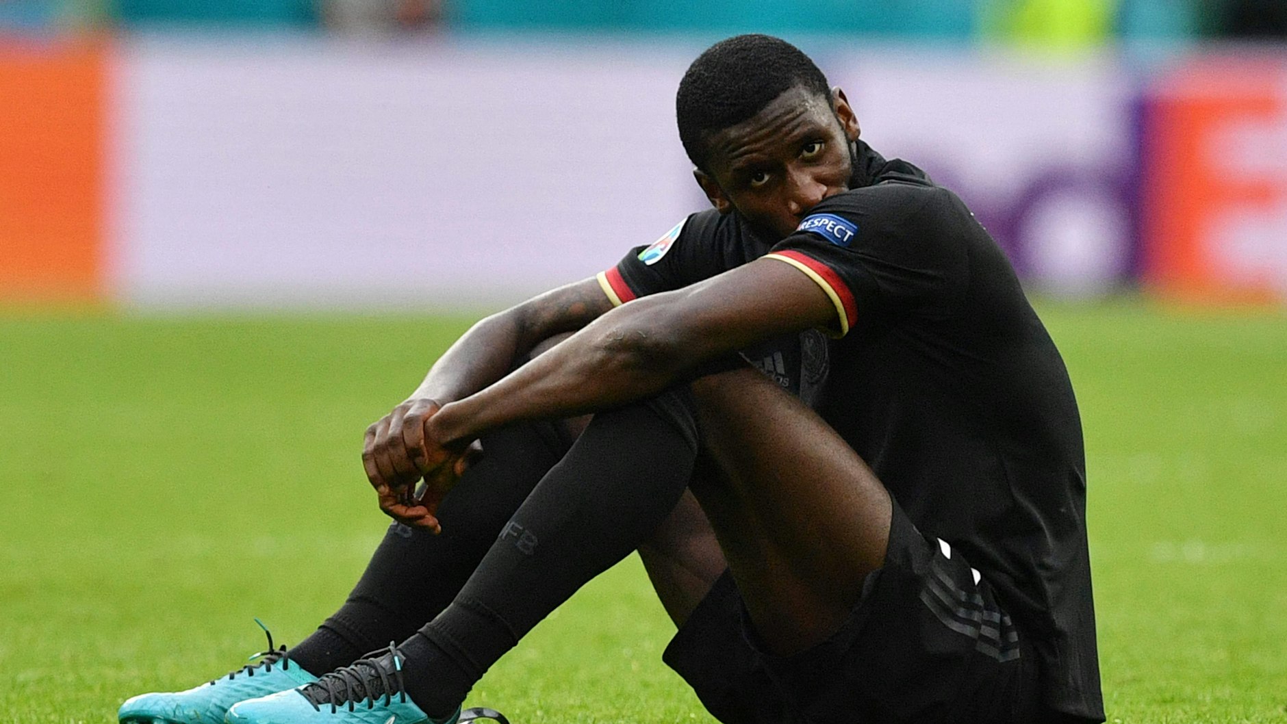 Schwer enttäuscht: Berlins Antonio Rüdiger sitzt nach dem EM-Aus gegen England auf dem Rasen im Wembley-Stadion.&nbsp;