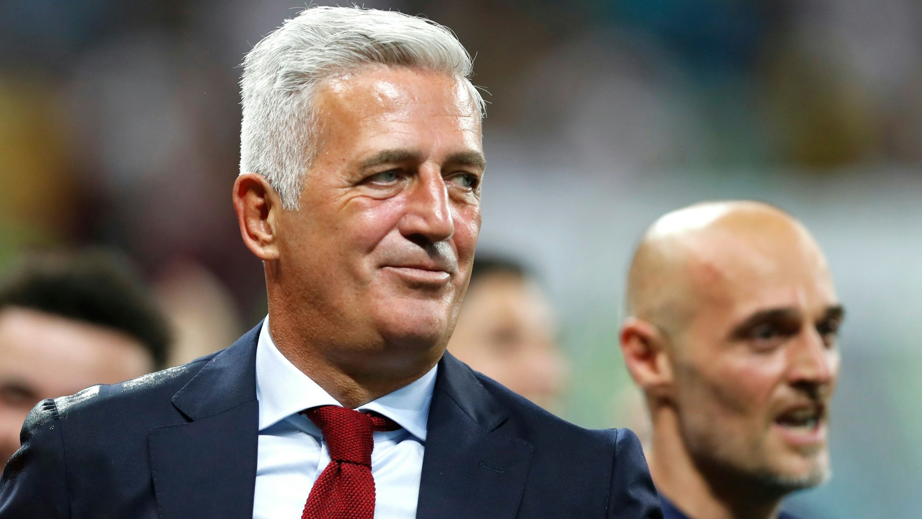 Doppelgänger-Alarm: Schweiz-Trainer Vladimir Petkovic (l.) erinnert TV-Experte Sandro Wagner an Schauspieler Leslie Nielsen als Leutnant Frank Drebin aus „Die nackte Kanone“. 