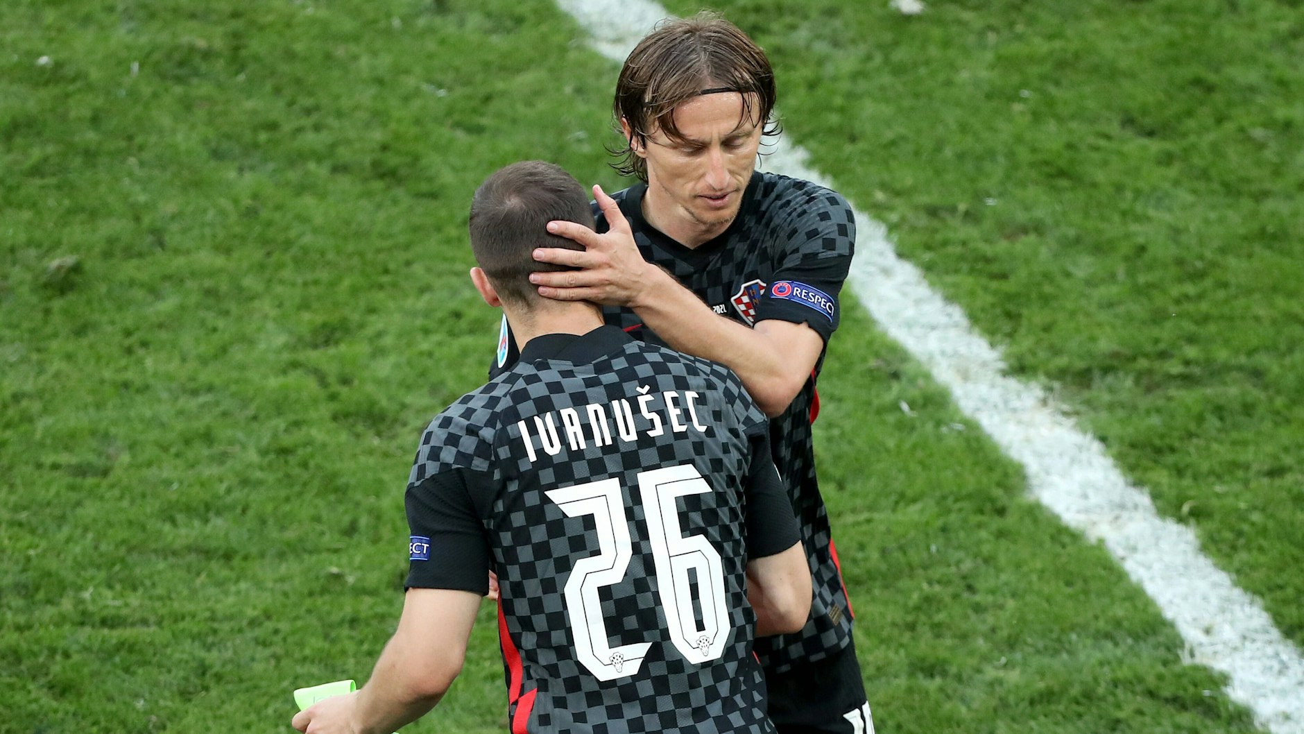 Luka Modric (r.) ließ nach dem bitteren EM-Aus gegen Spanien seine Zukunft in der kroatischen Nationalmannschaft offen. 