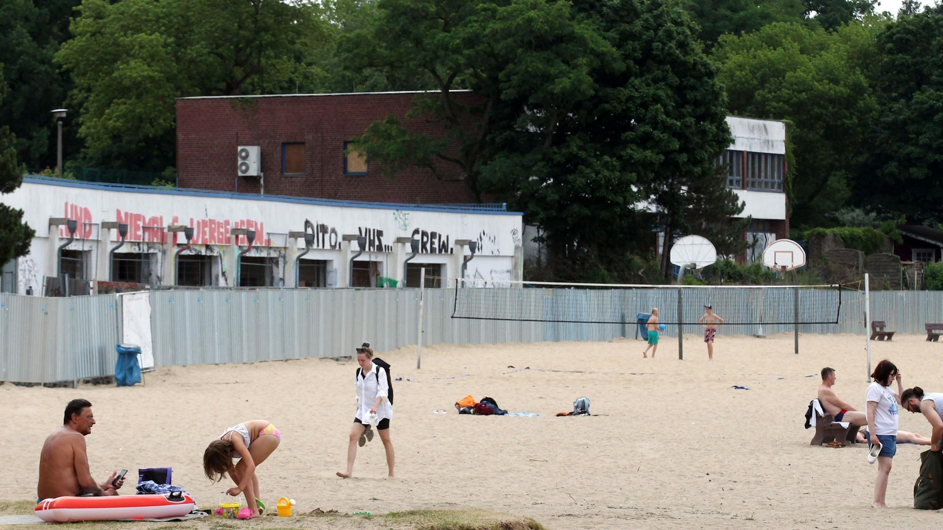Gleich hinter dem Strand beginnt die Baustelle. Das marode Hauptgebäude ist bereits eingezäunt.