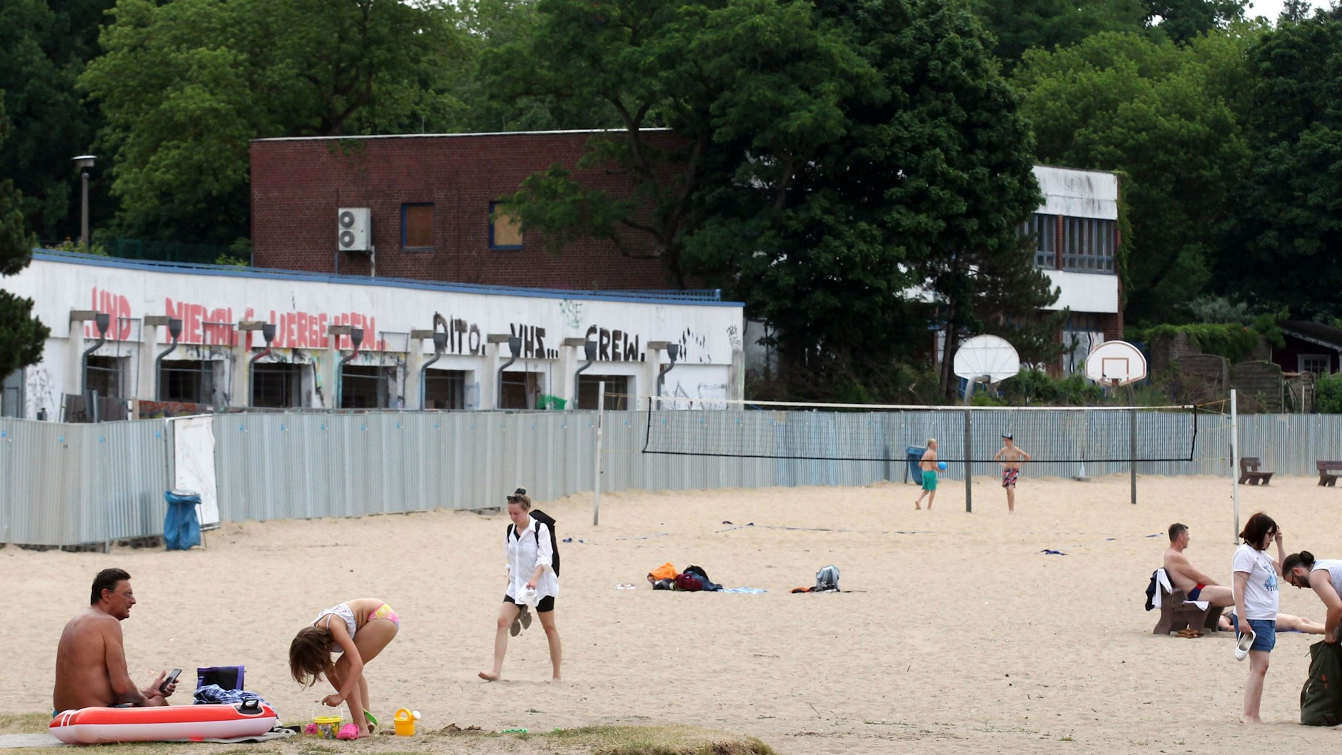 Gleich hinter dem Strand beginnt die Baustelle. Das marode Hauptgebäude ist bereits eingezäunt.