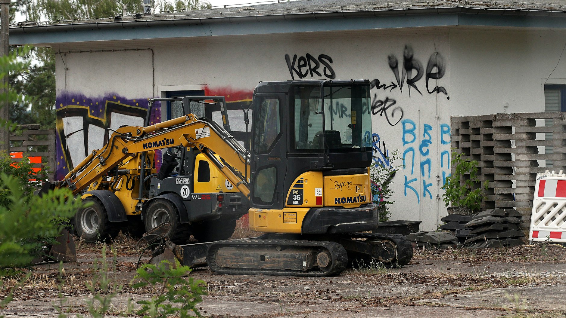 Die Bagger für die Sanierung stehen schon bereit.
