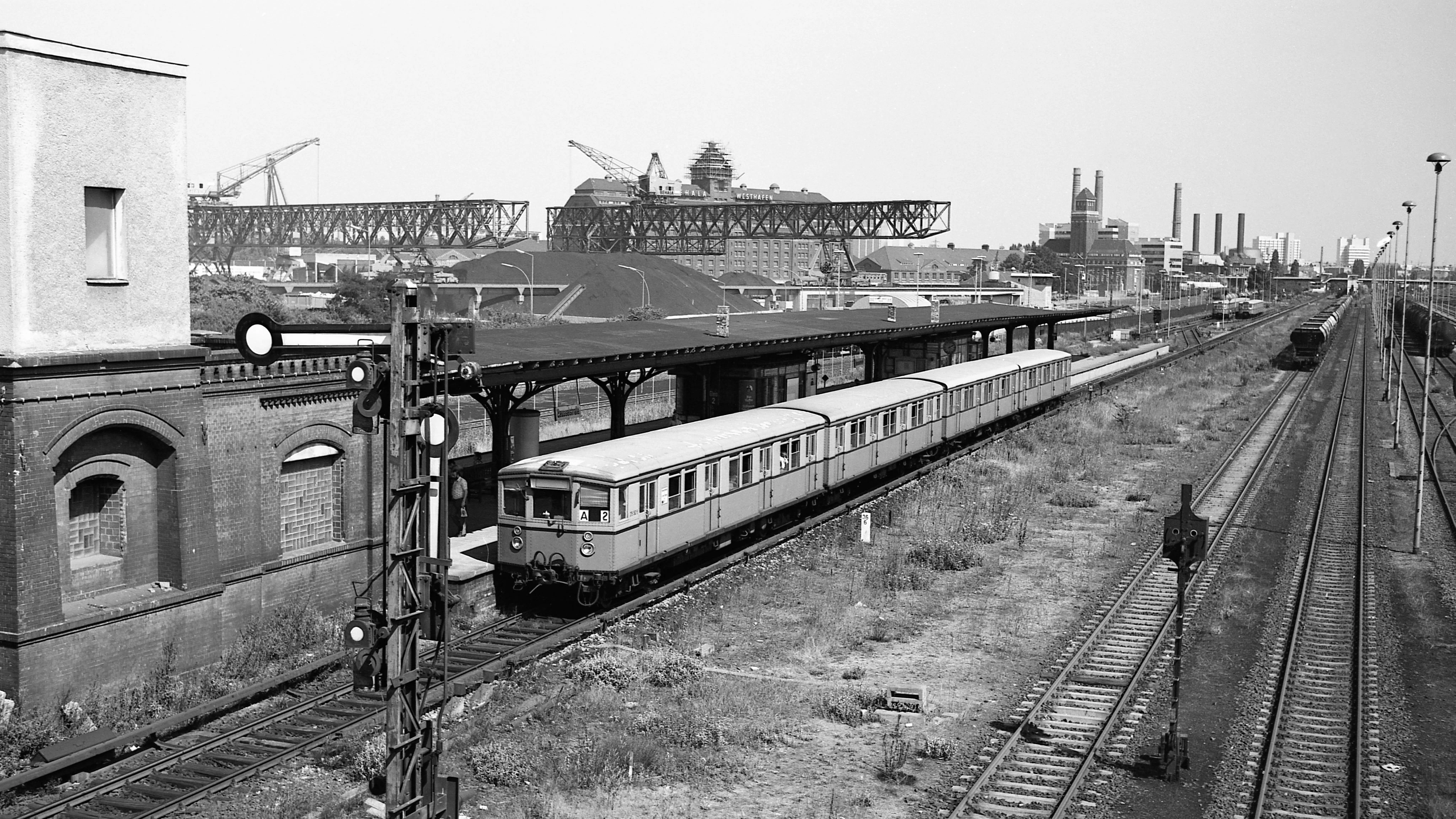 Eine S-Bahn kurz vor der Abfahrt vom Bahnhof Beusselstraße 1978. Im Hintergrund der Westhafen.