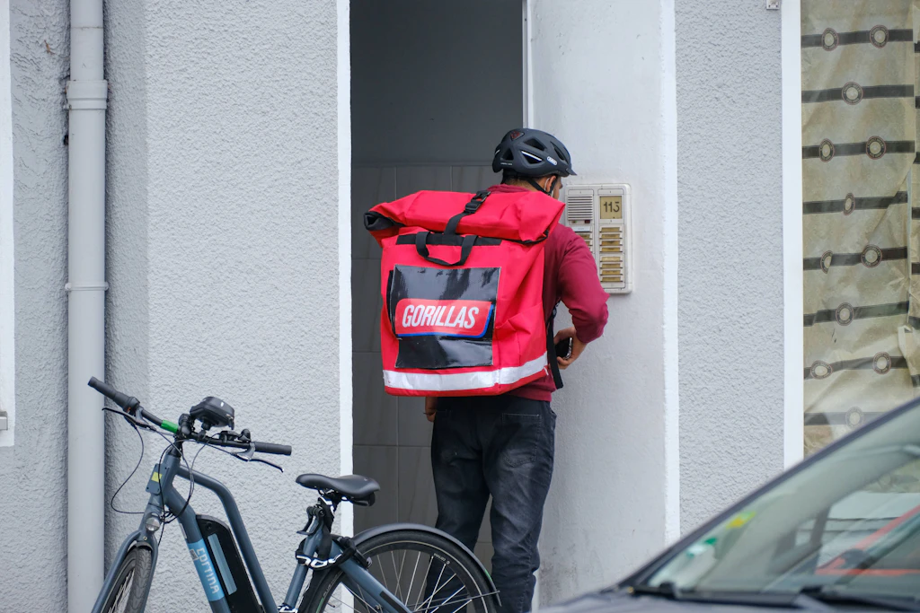 Lieferdienst Gorillas: Unbefristete Arbeitsverträge und bezahlte Überstunden?