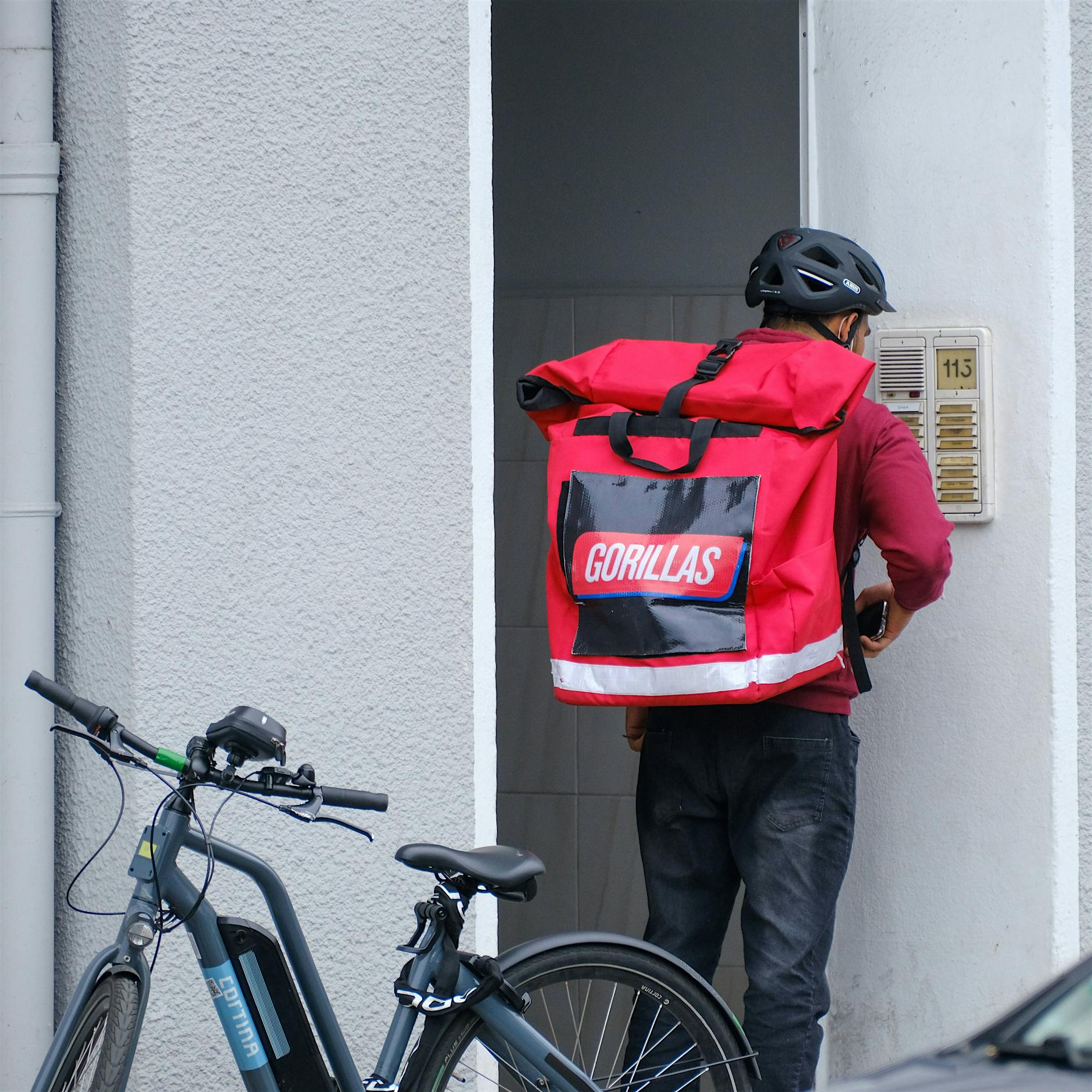 Lieferdienst Gorillas: Unbefristete Arbeitsverträge und bezahlte Überstunden?