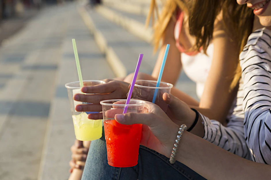 Trinkhalme aus Plastik gehören bald der Vergangenheit an.