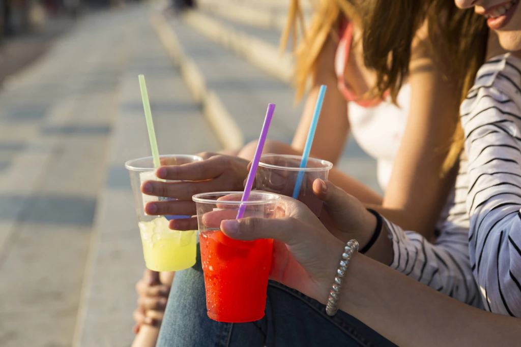 Trinkhalme, Kaffeebecher, Besteck: Jetzt ist Schluss mit Plastik