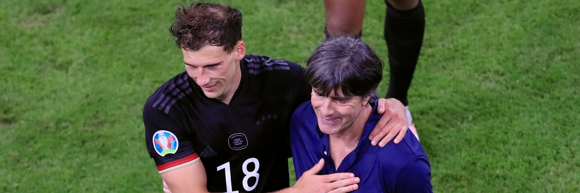 Leon Goretzka mit Bundestrainer Joachim Löw nach dem Vorrunden-Spiel gegen Ungarn.