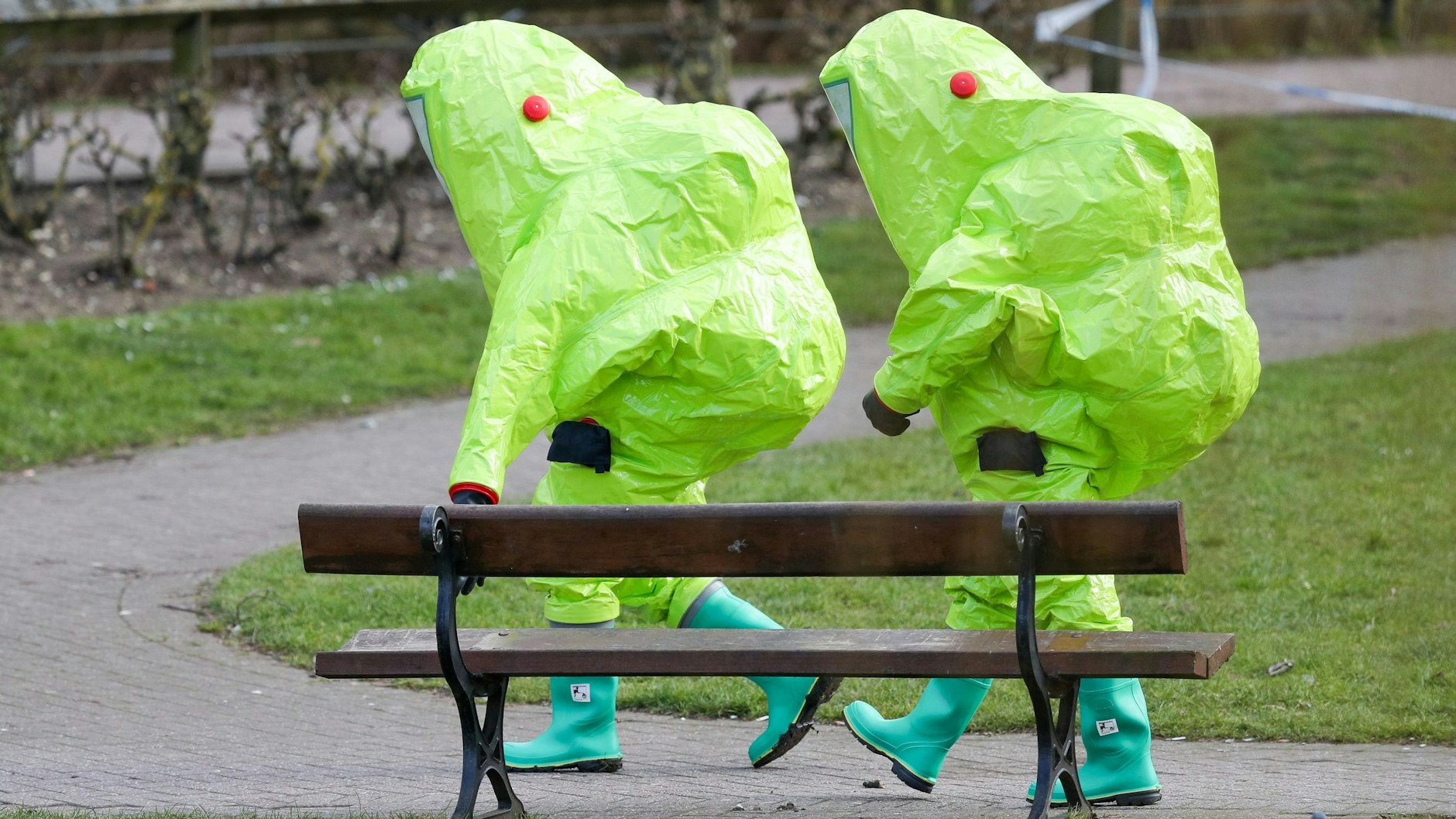 März 2018 im britischen Salisbury: Einsatzkräfte in Schutzanzügen an dem Ort, wo der frühere Doppelagent Sergei Skripal und seine Tochter mit Vergiftungserscheinungen aufgefunden wurden.