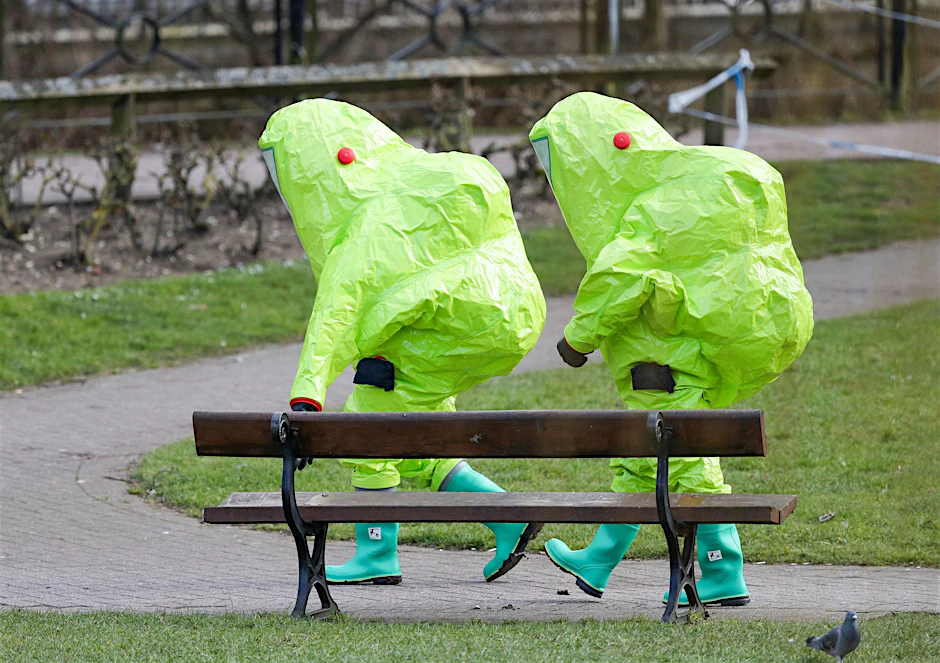 März 2018 im britischen Salisbury: Einsatzkräfte in Schutzanzügen an dem Ort, wo der frühere Doppelagent Sergei Skripal und seine Tochter mit Vergiftungserscheinungen aufgefunden wurden.