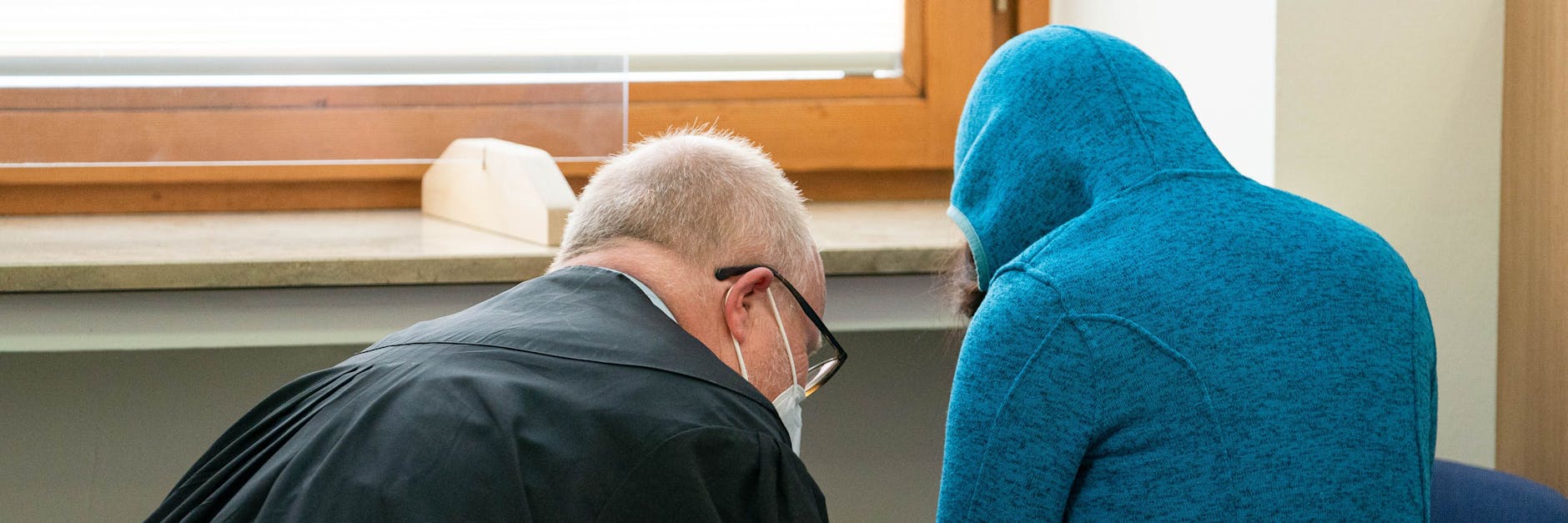 Der Verteidiger Hubertus Werner spricht mit seiner Mandantin. Vor dem Landgericht in Würzburg hat der Prozess gegen eine Mutter wegen Beihilfe zum sexuellen Missbrauch ihrer Tochter begonnen. 