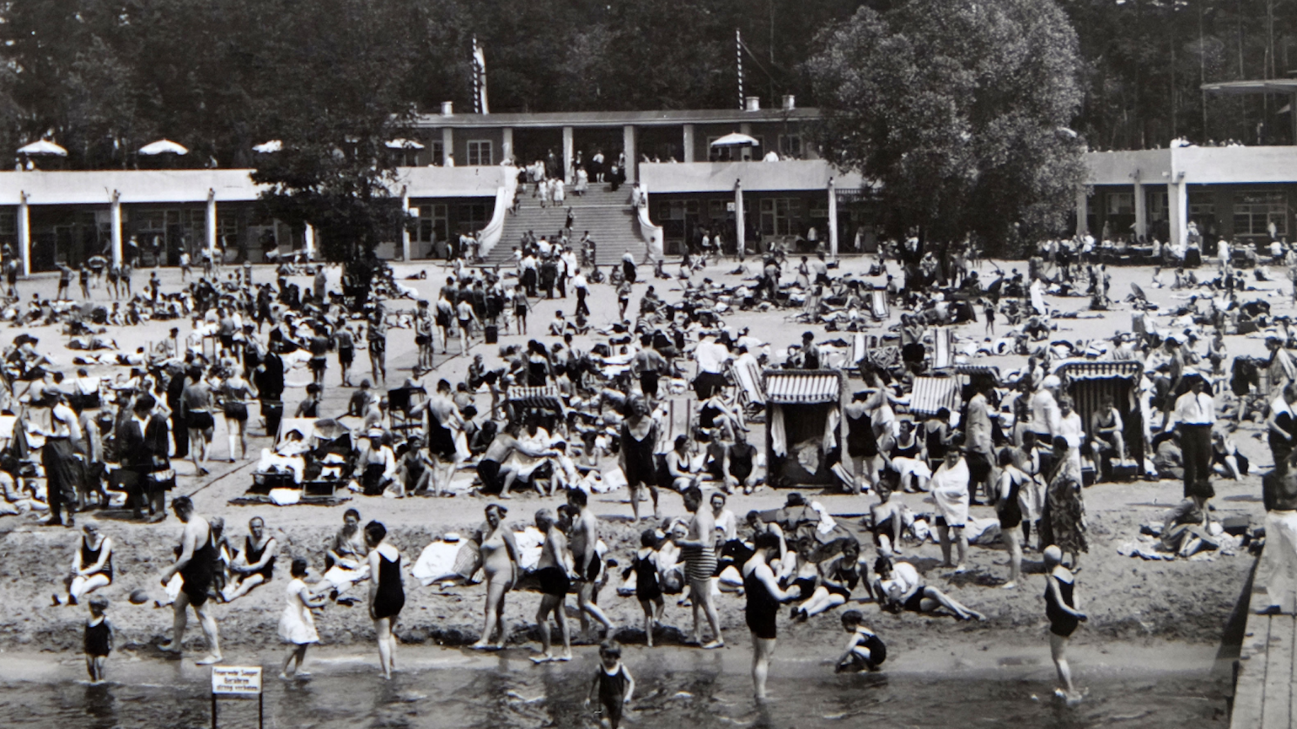 Das Foto zeigt das Strandbad Müggelsee in den 30er Jahren. Nach diesem historischen Vorbild soll es bis 2024 saniert werden.&nbsp;