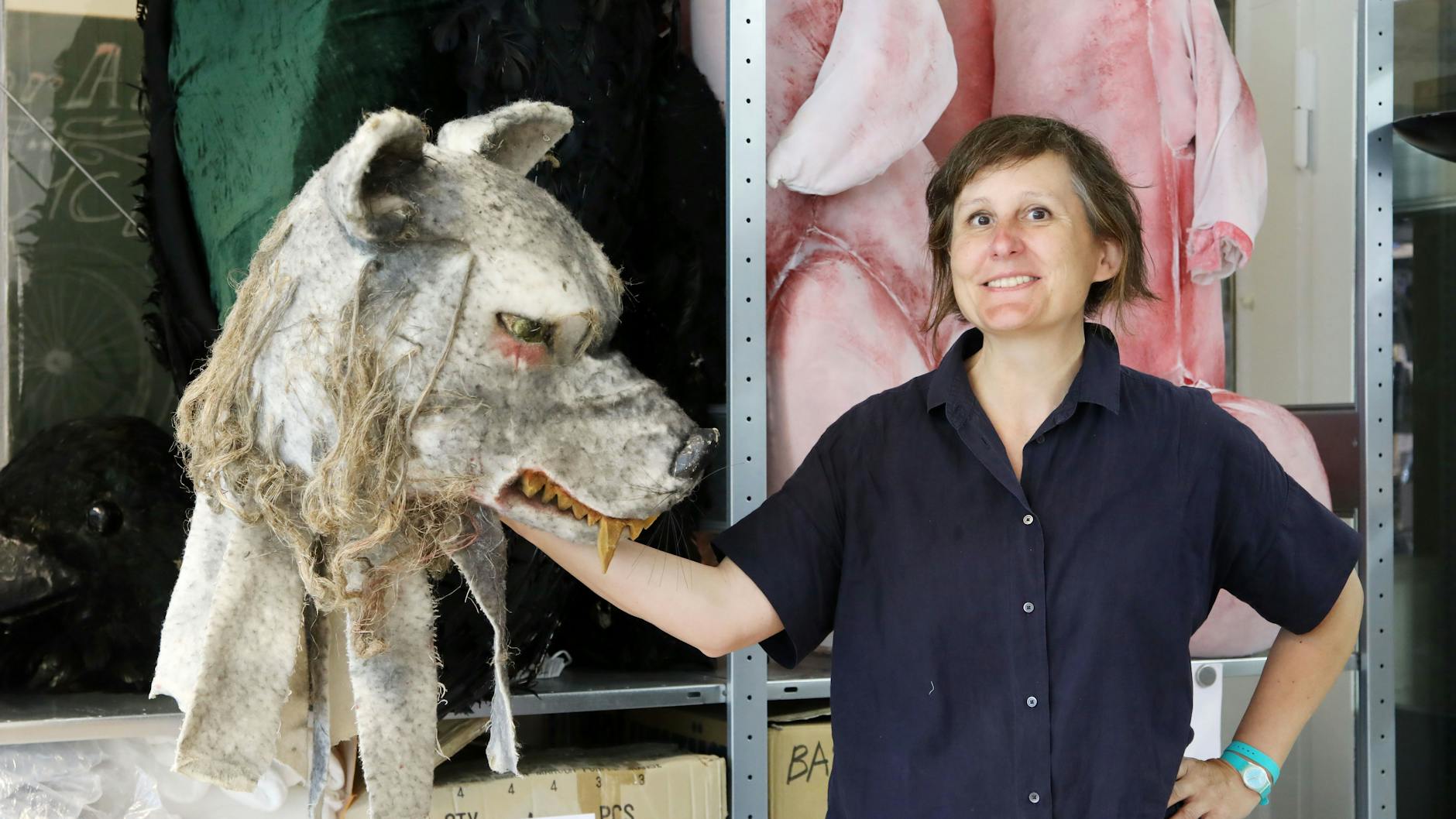 Ute Lindenbeck (52) vom Kostümkollektiv e.V. verleiht diverses, auch Wölfe. 
