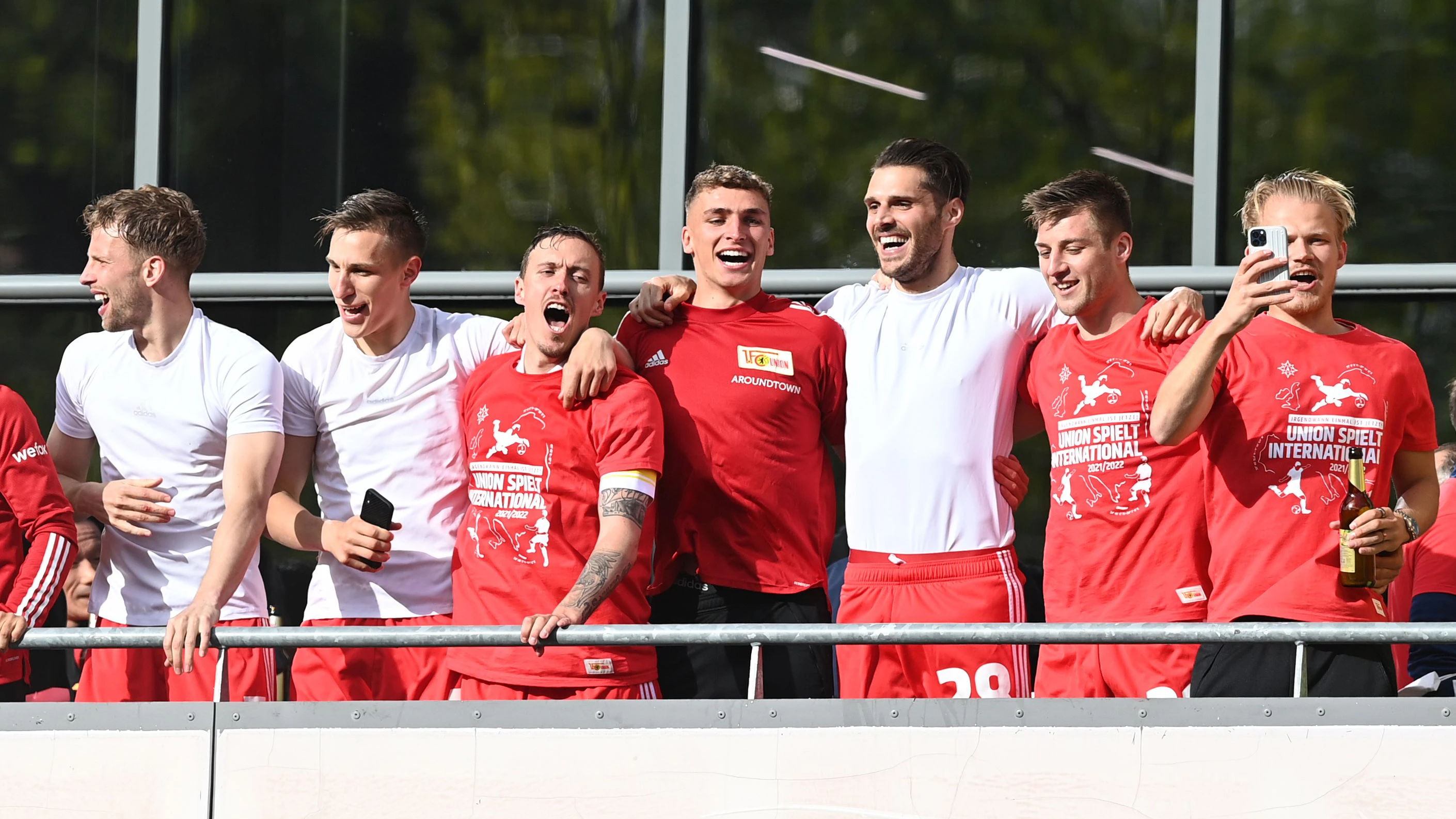 Vor knapp zwei Wochen feierte Christopher Trimmel (3. v. r.) mit den Union-Kollegen die Qualifikation für die Conference League.