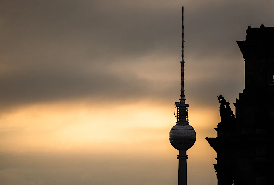 Ein Sonnenaufgang in Berlin-Mitte vor wenigen Tagen: Corona zieht sich weiter aus Berlin zurück.
