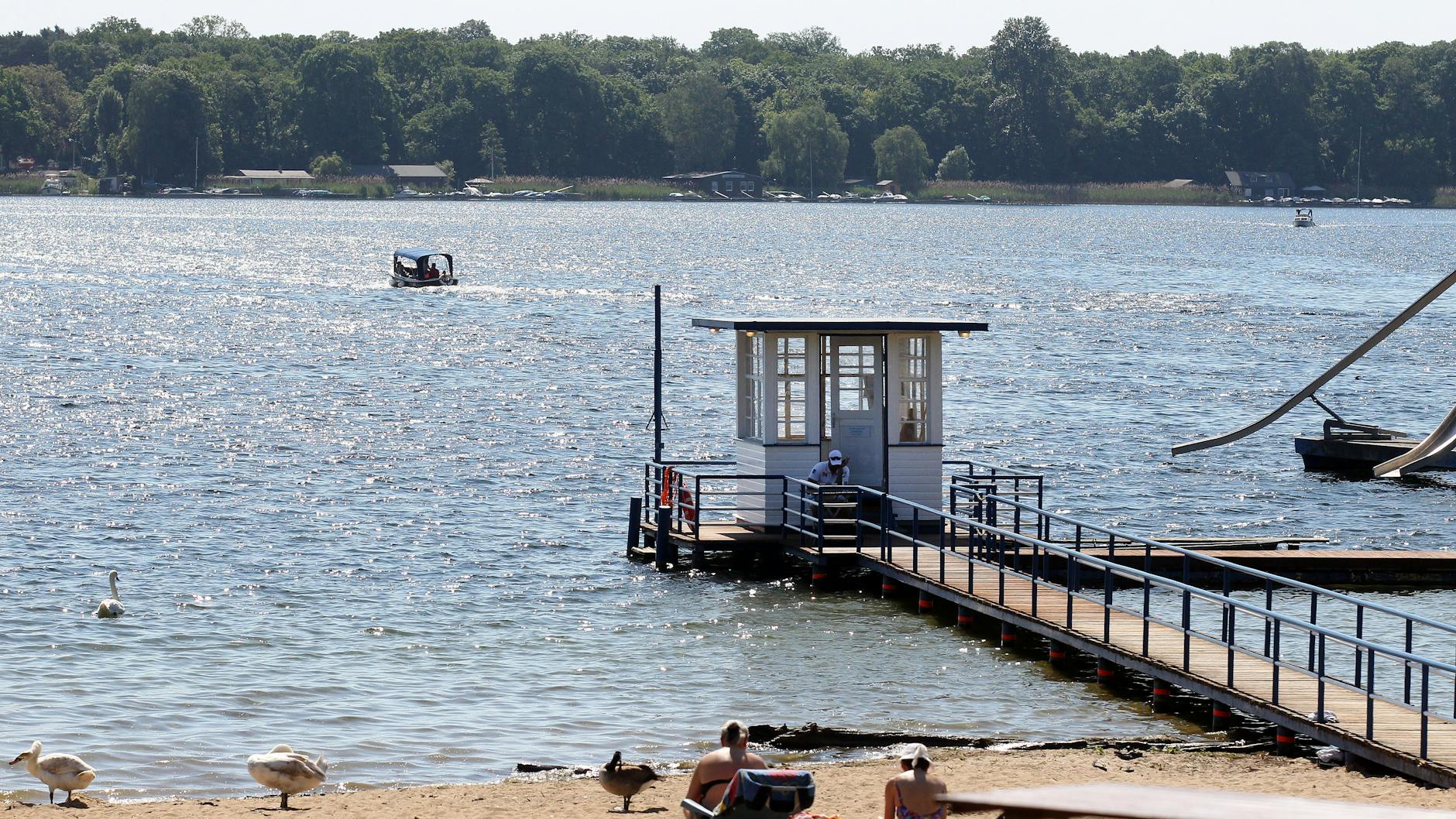 See-Idyll mit Schwänen: Das „Strandbad Tegelsee“ ist wieder geöffnet.