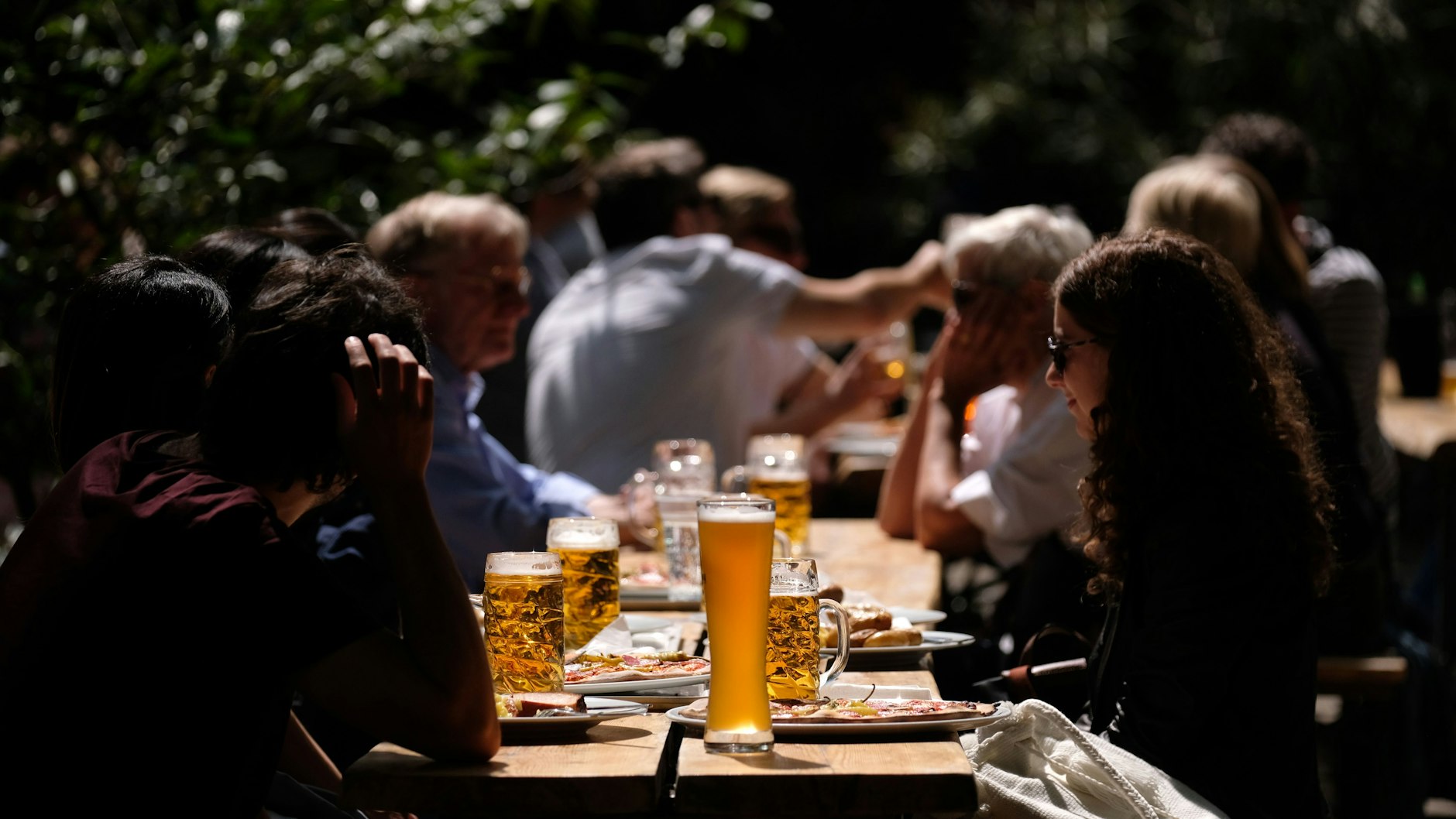 In den Berliner Biergärten muss ab Freitag kein negativer Corona-Test mehr vorgezeigt werden.<br>